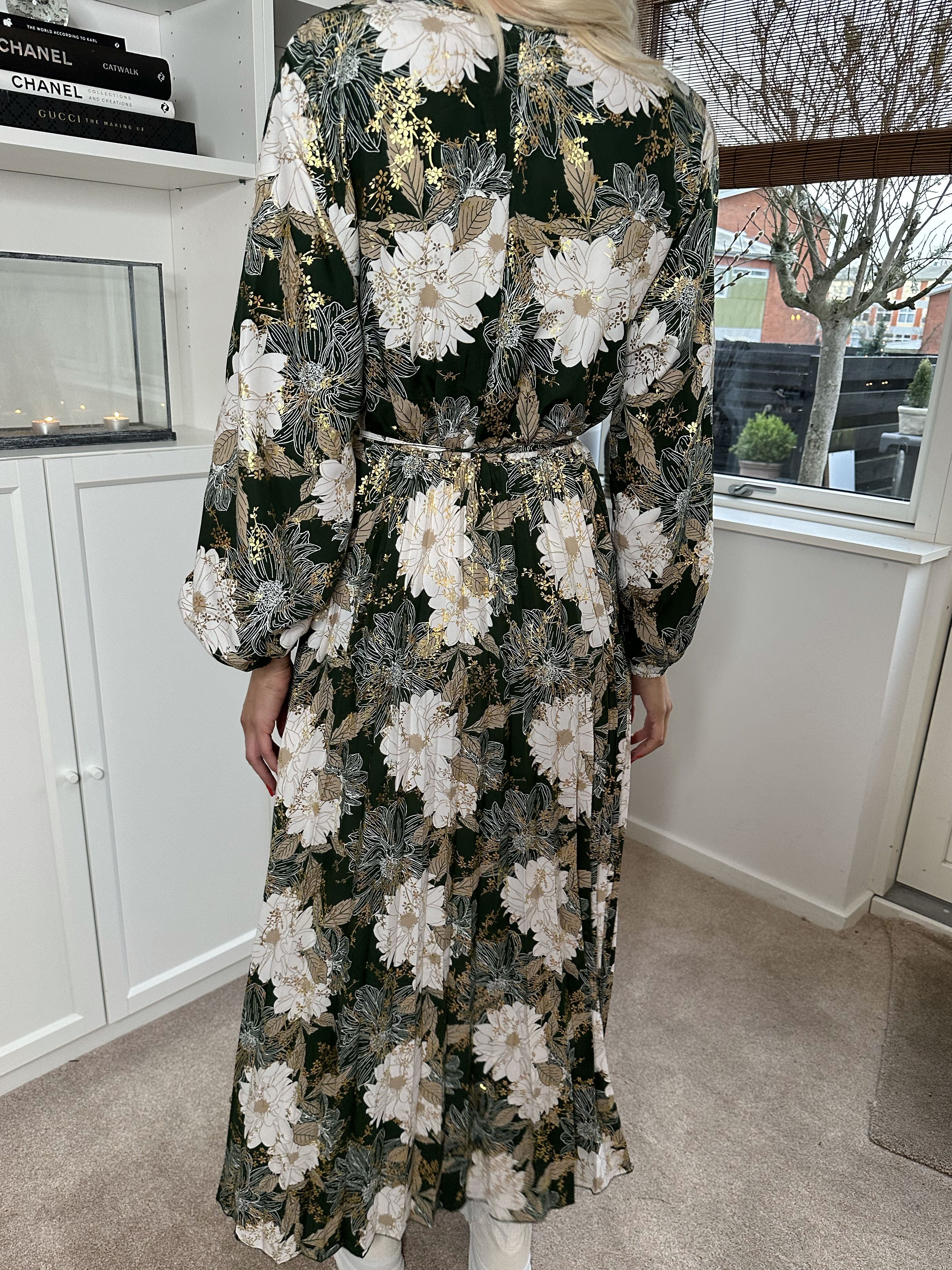 Marinella - Smuk lang kjole med blomstermotiv