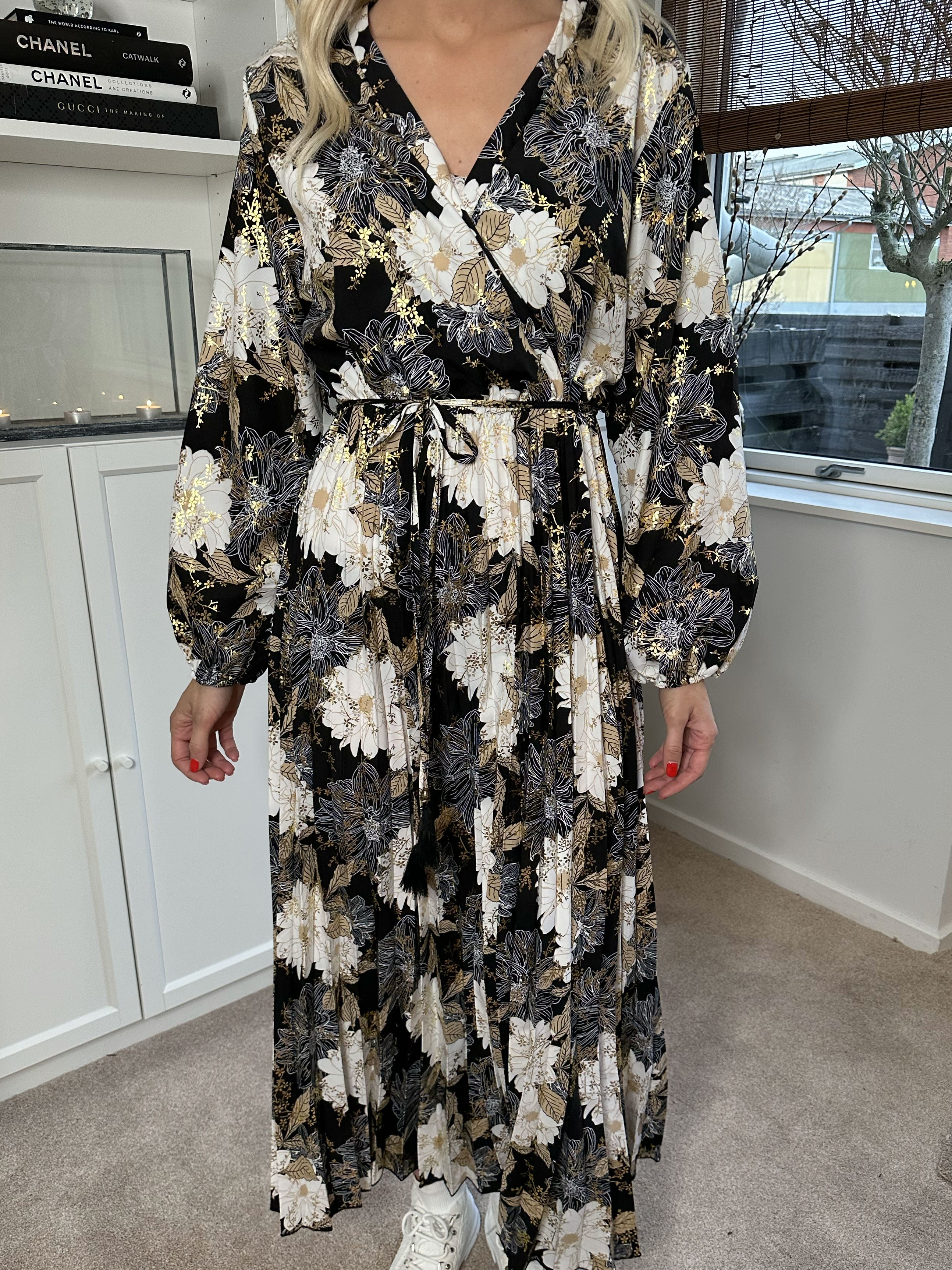 Marinella - Smuk lang kjole med blomstermotiv