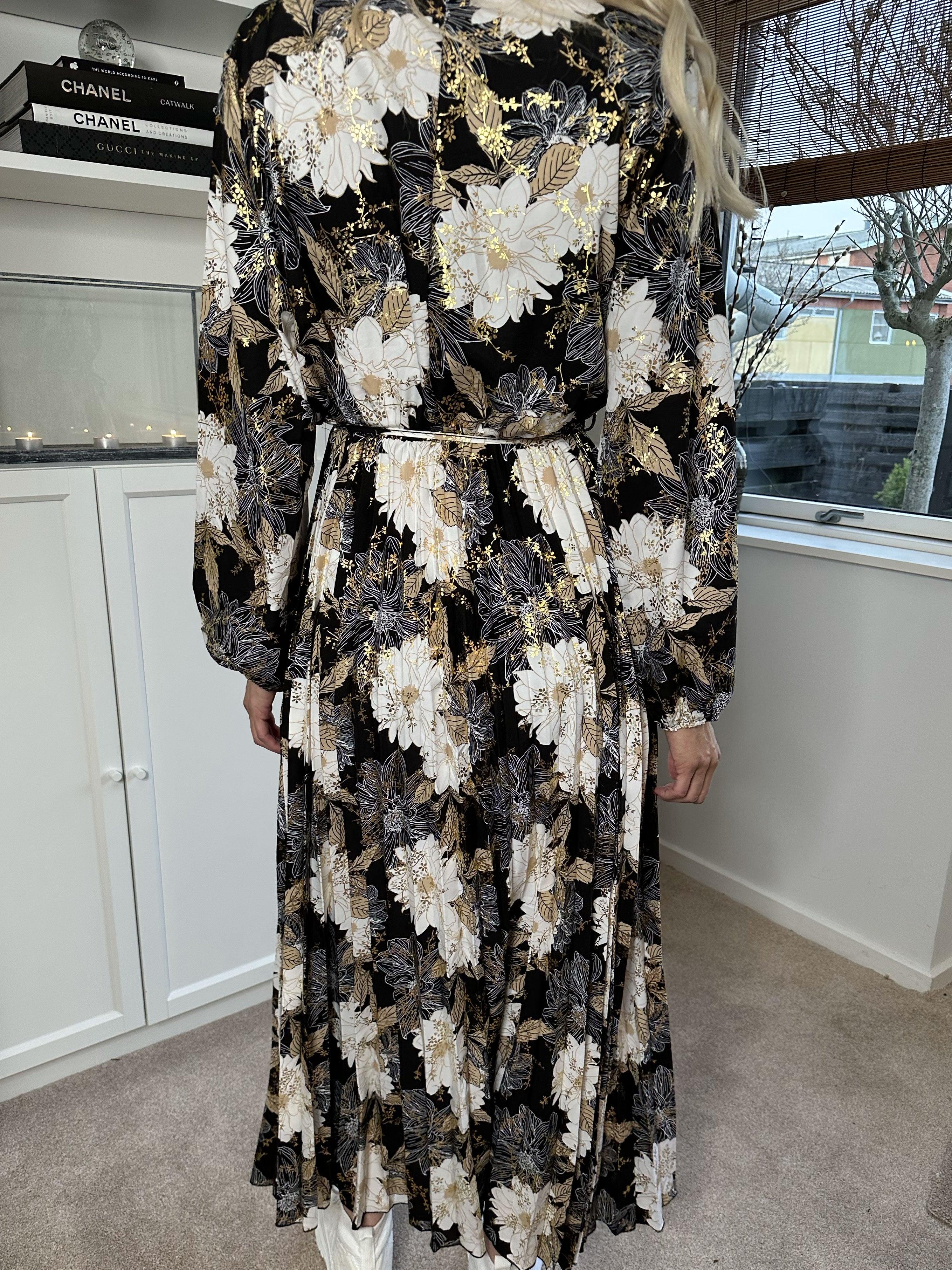 Marinella - Smuk lang kjole med blomstermotiv