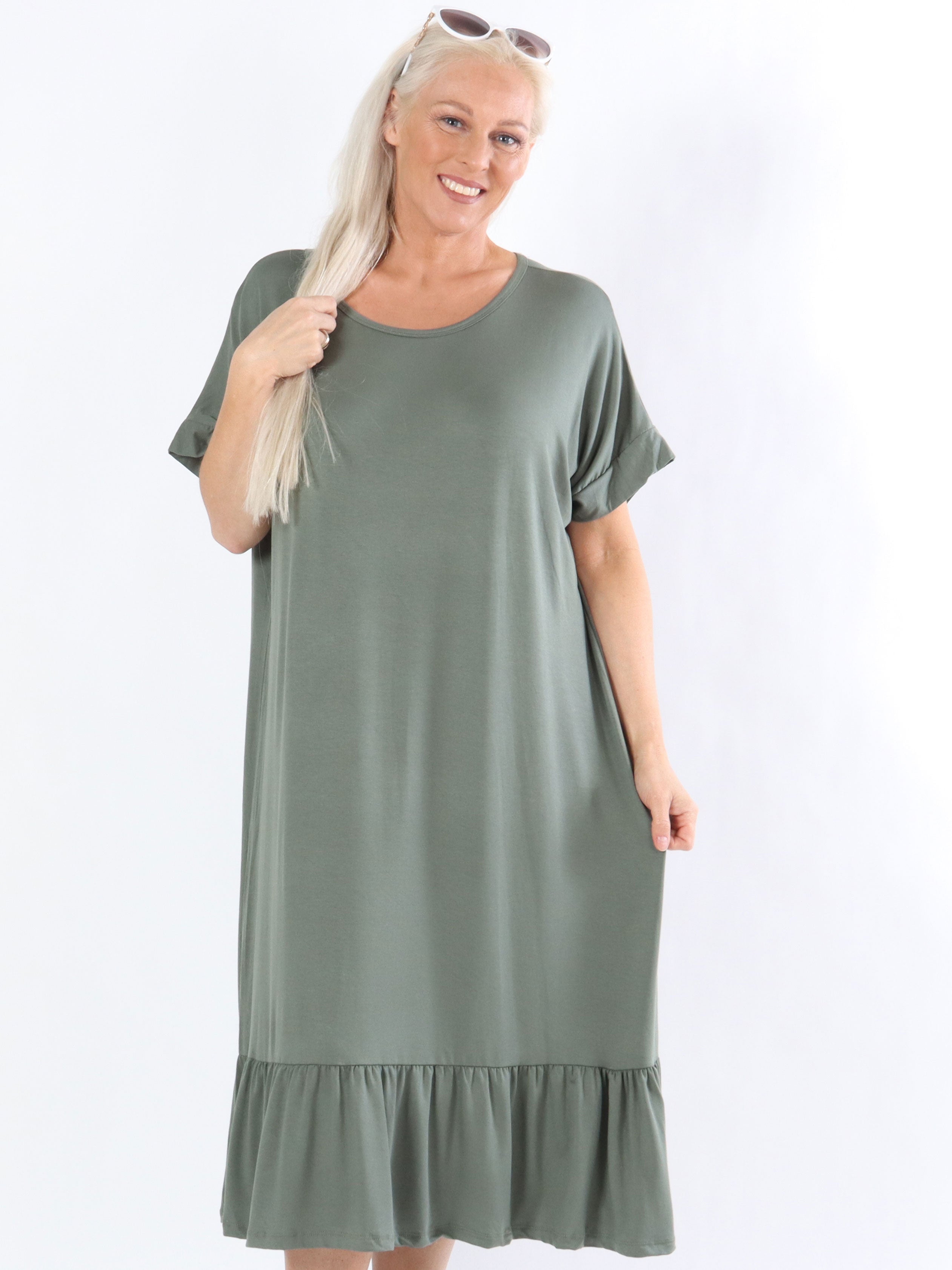 Marisol - Armygrøn jersey kjole med lille flæsekant