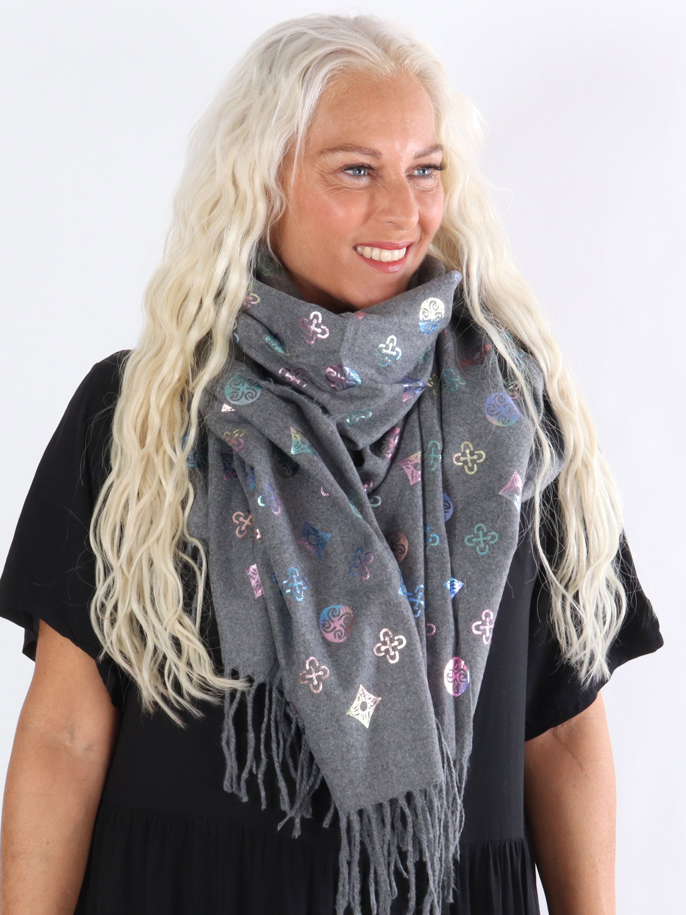 Mary - Beigefarvet blødt tørklæde med motiv og frynser