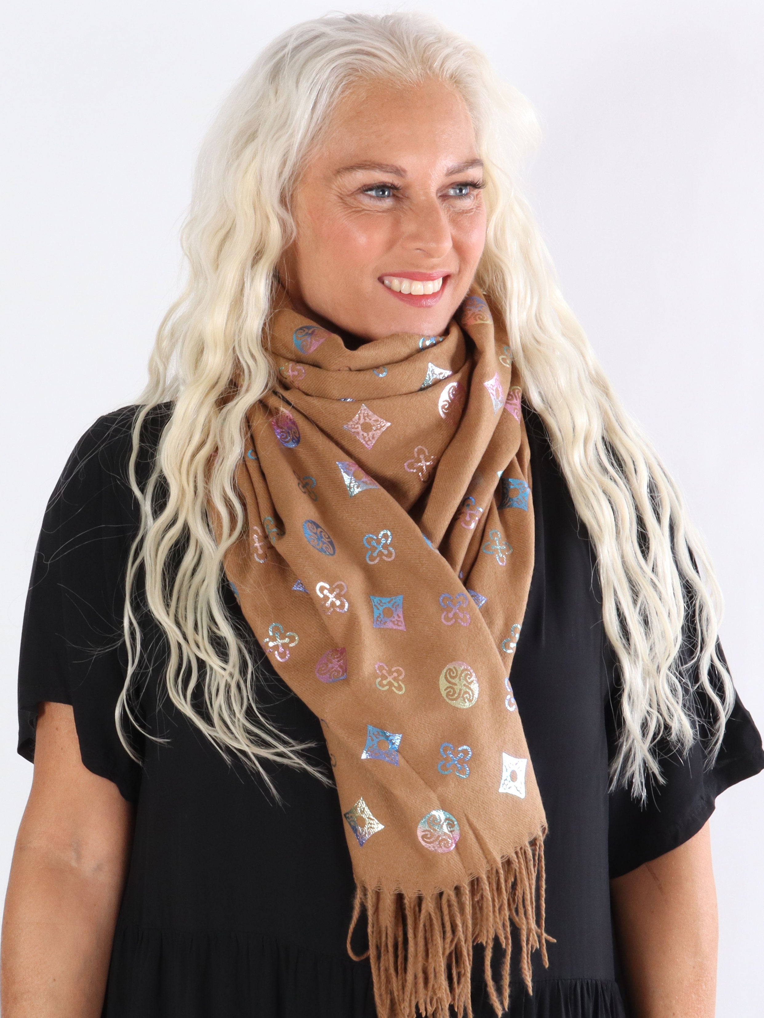 Mary - Beigefarvet blødt tørklæde med motiv og frynser