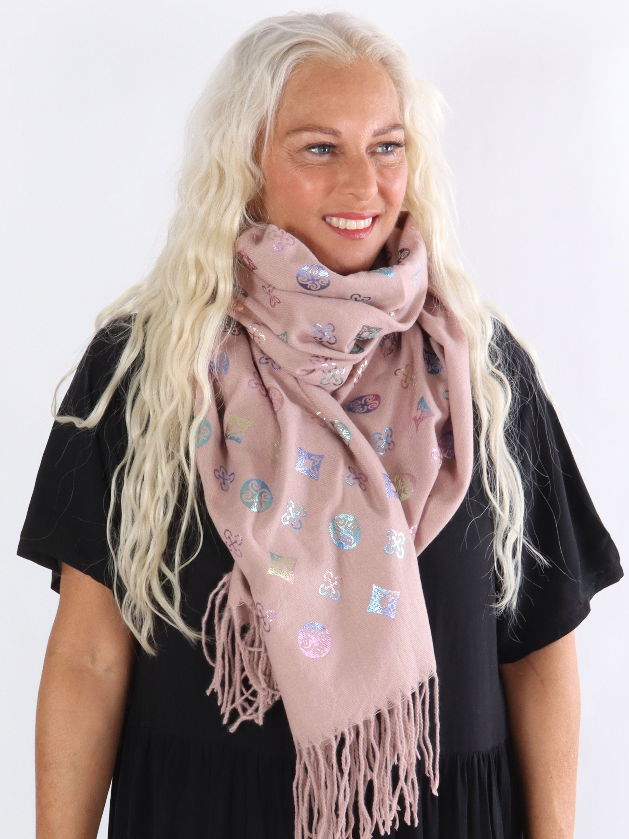 Mary - Beigefarvet blødt tørklæde med motiv og frynser