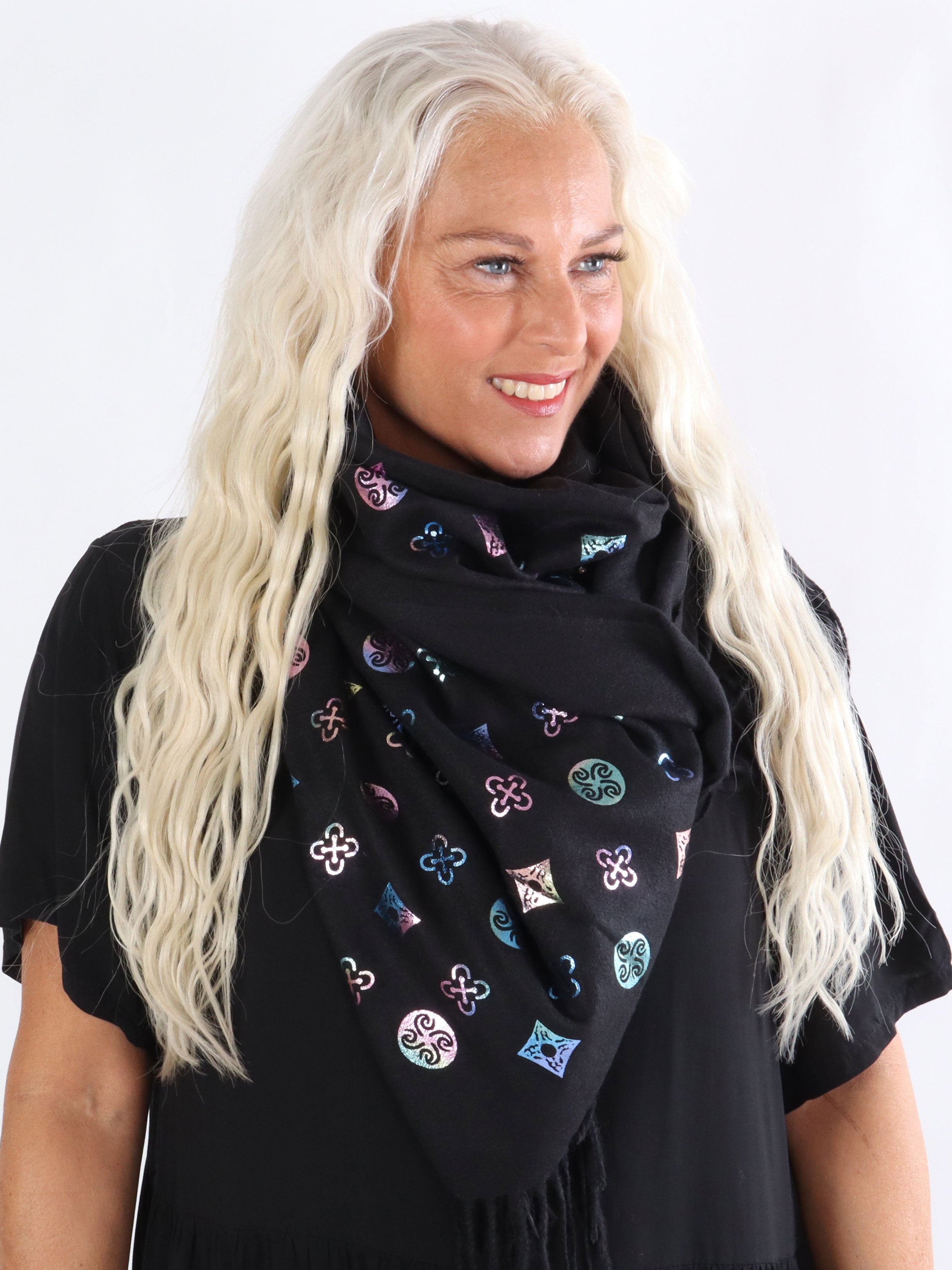 Mary - Beigefarvet blødt tørklæde med motiv og frynser