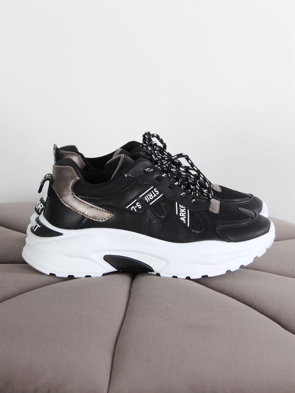 Mell - Sort sneaker med fede detaljer og tyk hvid sål