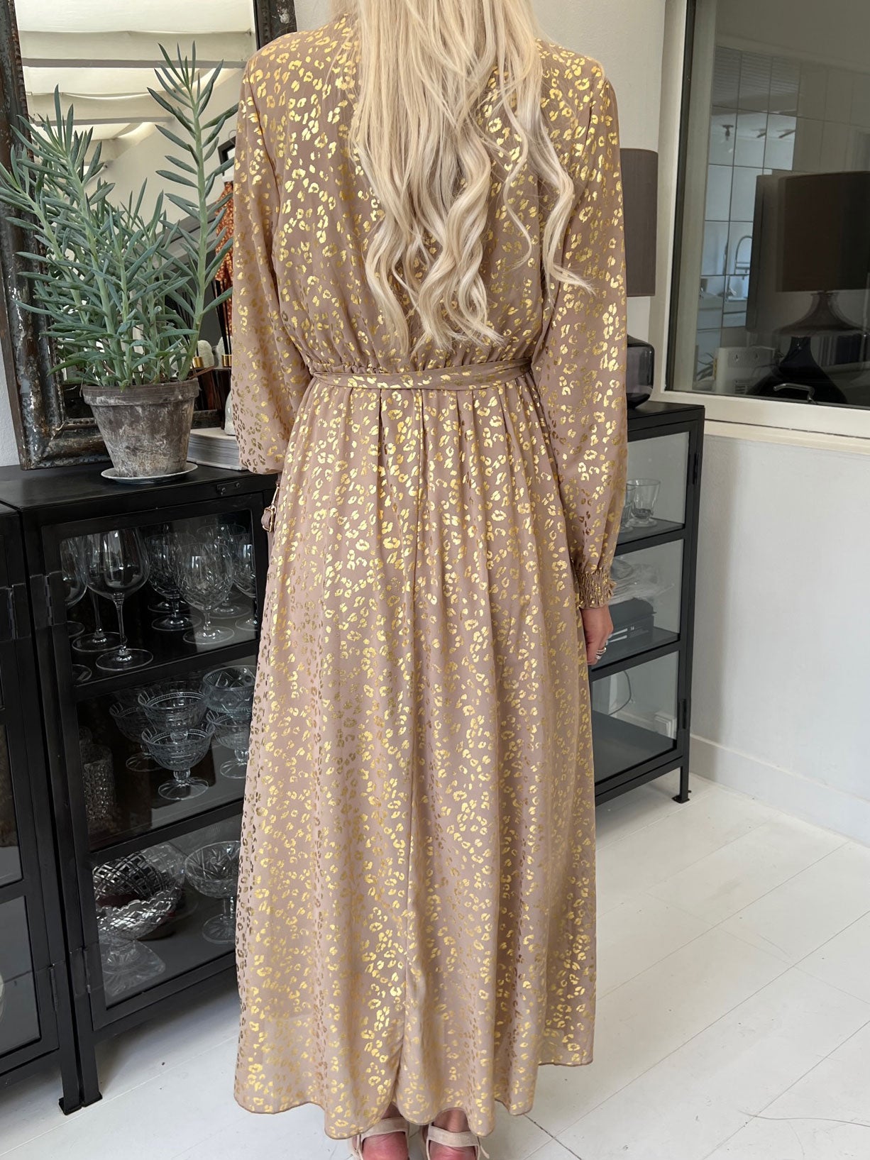 Melisse - Kjole med leopardprint og elastik under brystet