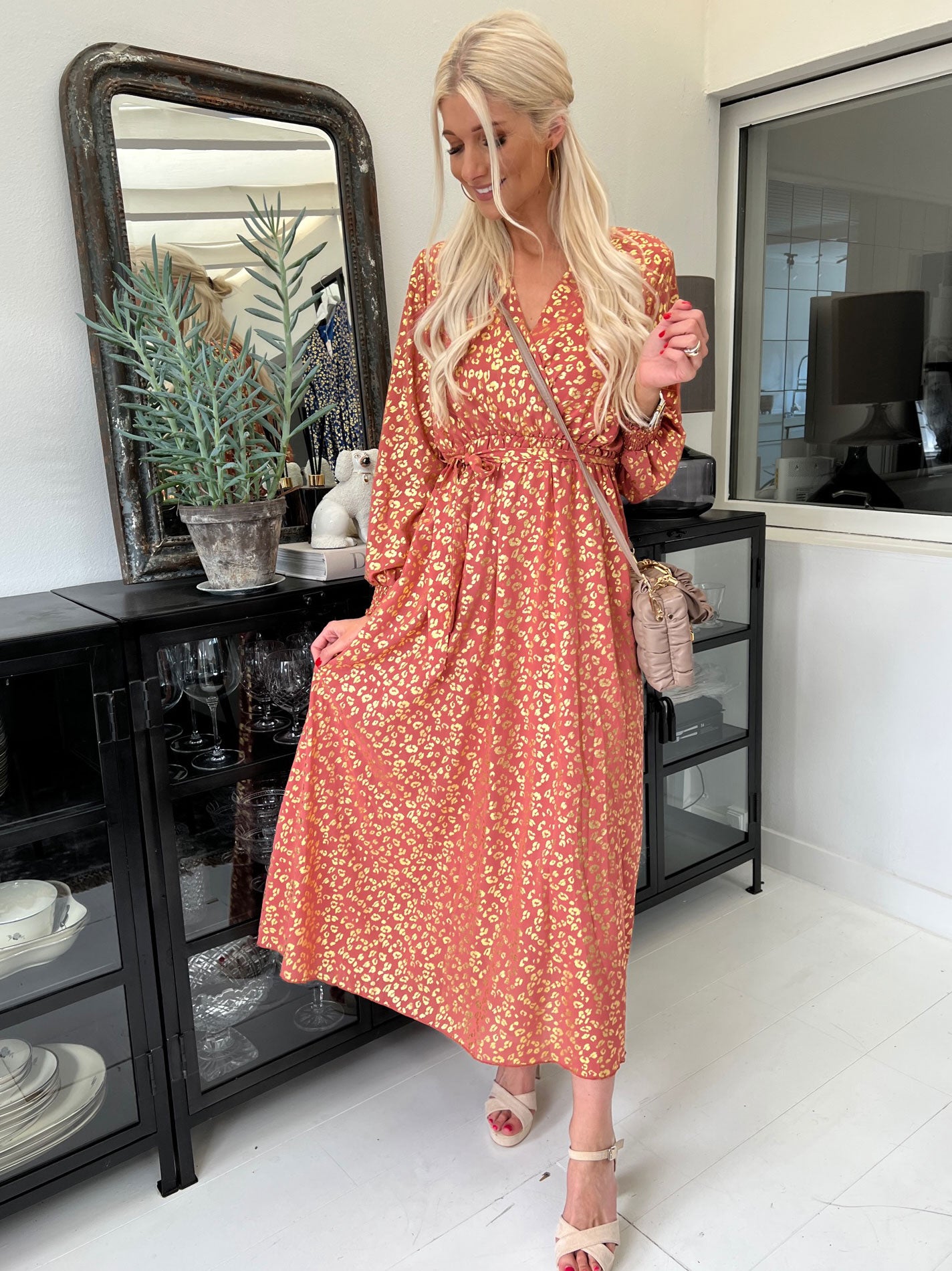 Melisse - Kjole med leopardprint og elastik under brystet