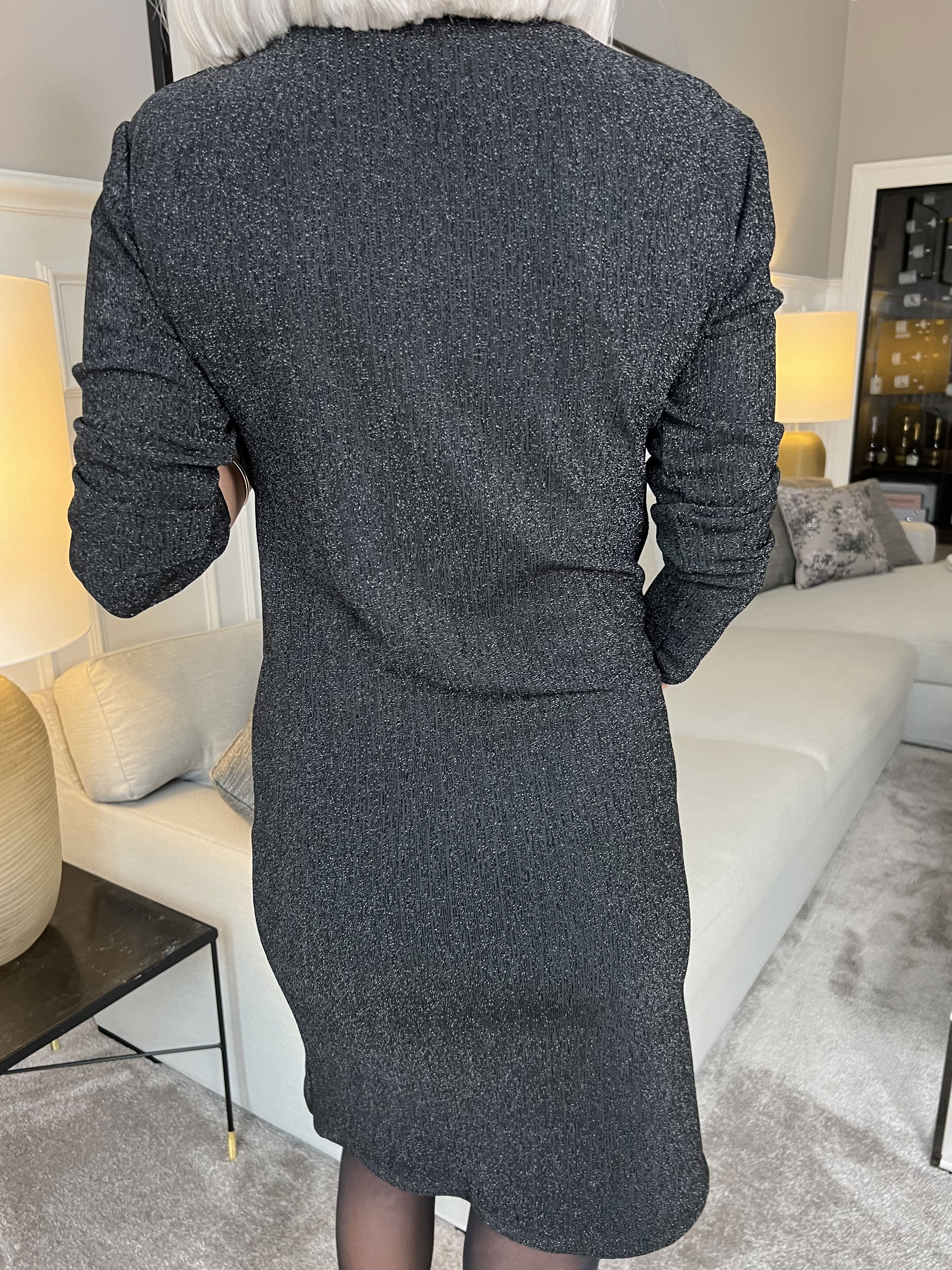 Mercedes - Smuk glimmerkjole med slå-om look