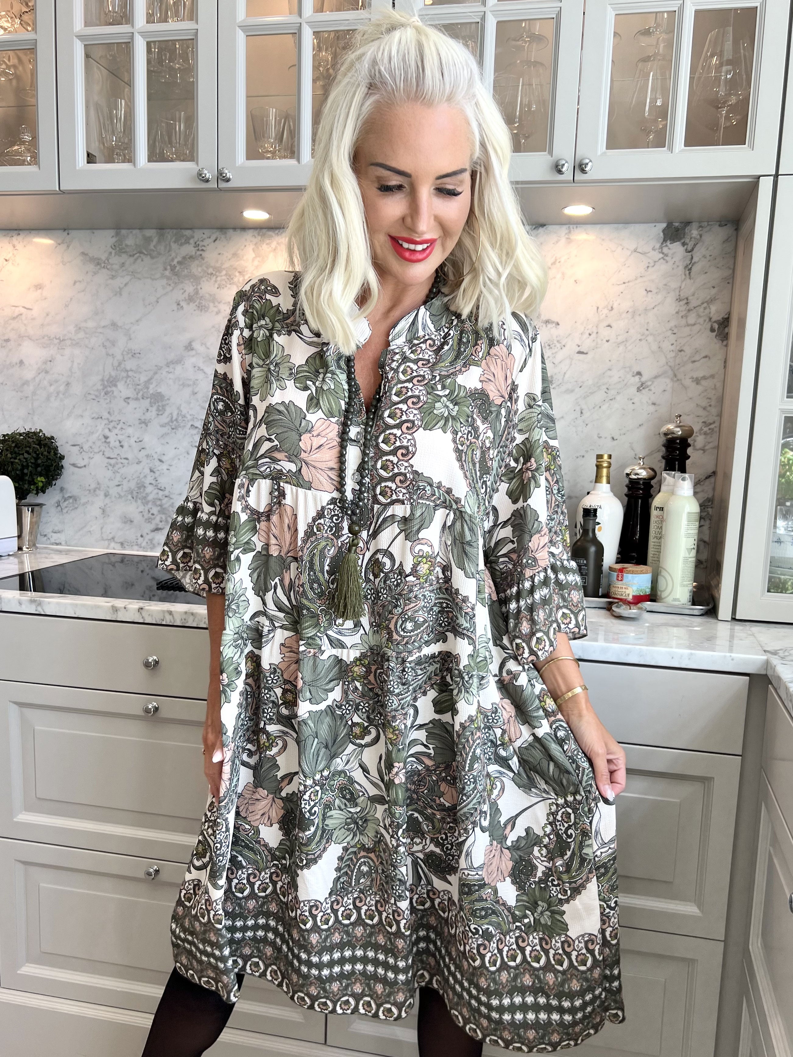 Mie - Mønstret kjole med knapper ved brystet