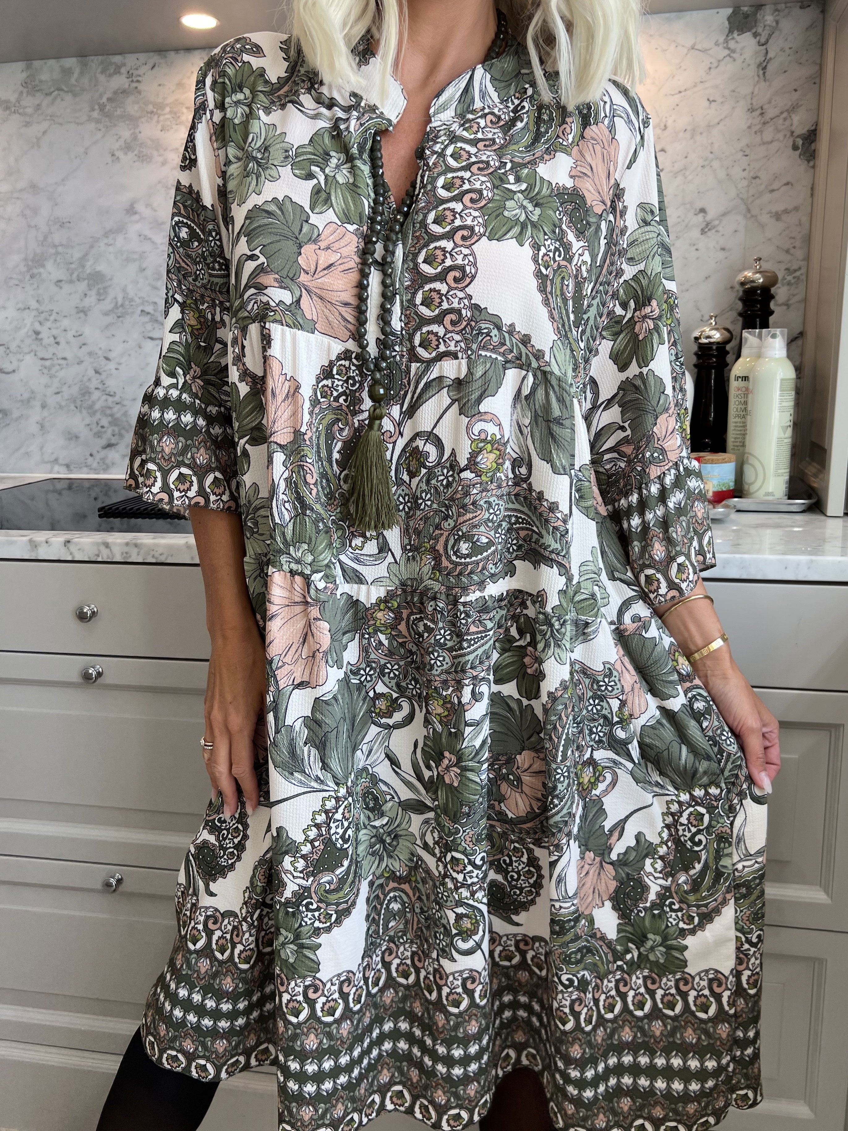 Mie - Mønstret kjole med knapper ved brystet