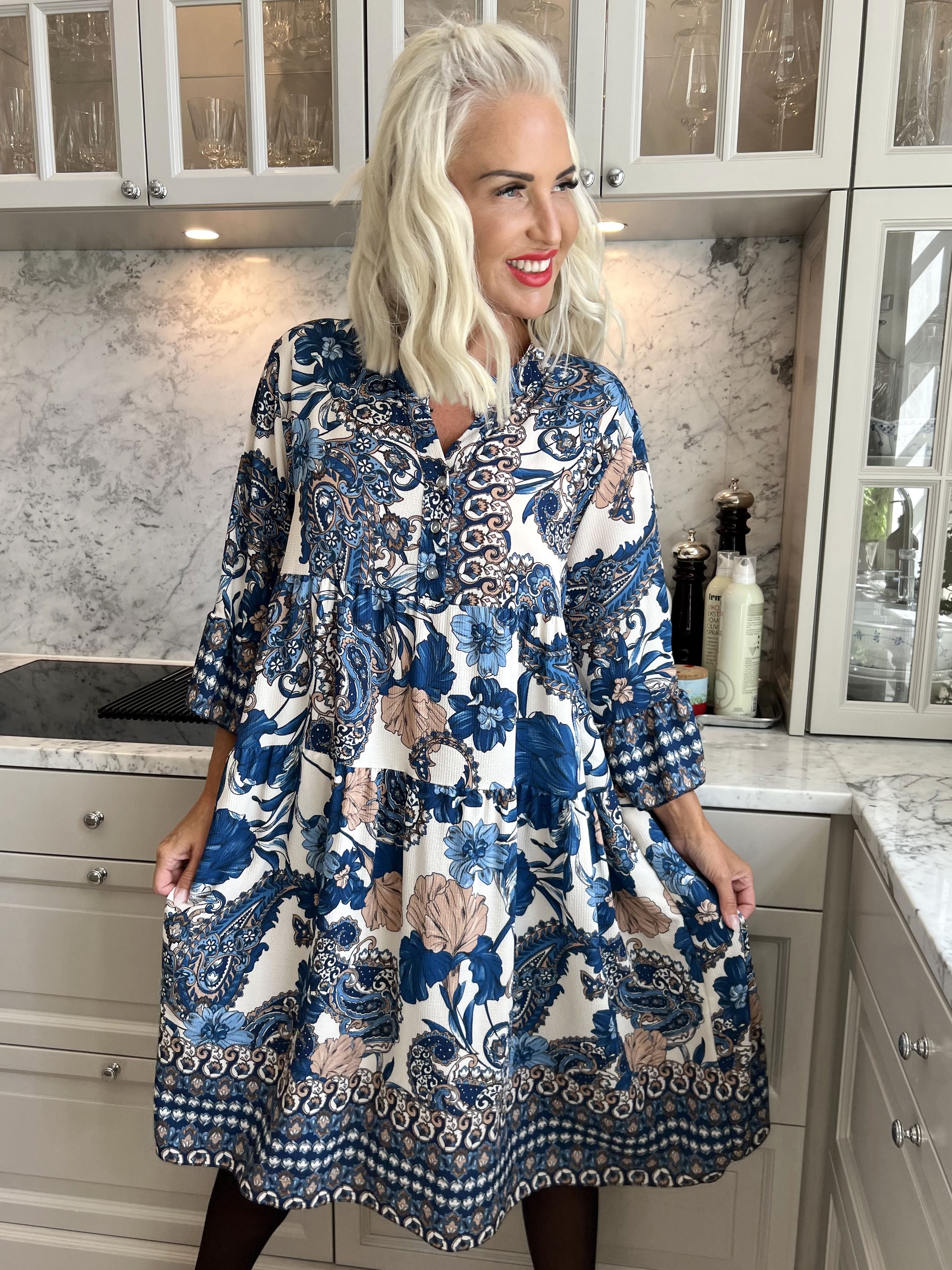 Mie - Mønstret kjole med knapper ved brystet