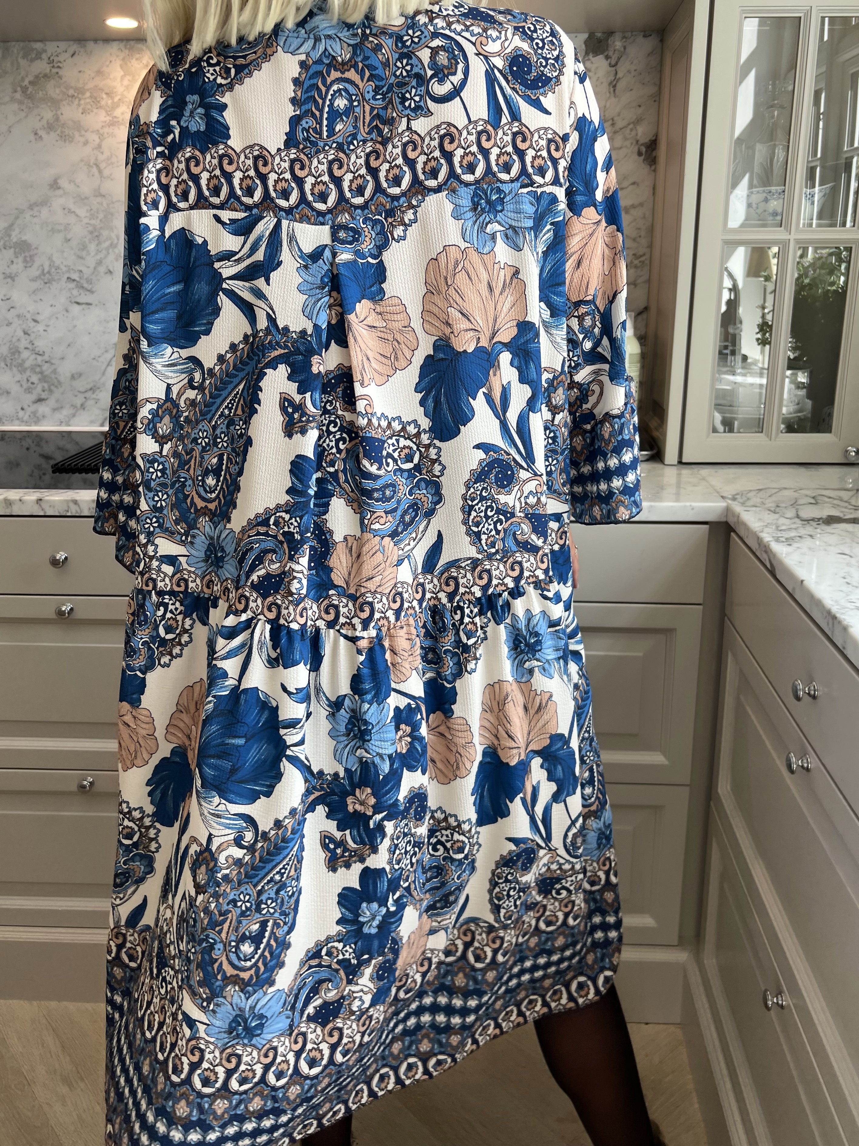 Mie - Mønstret kjole med knapper ved brystet