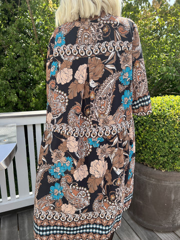 Mie - Mønstret kjole med knapper ved brystet