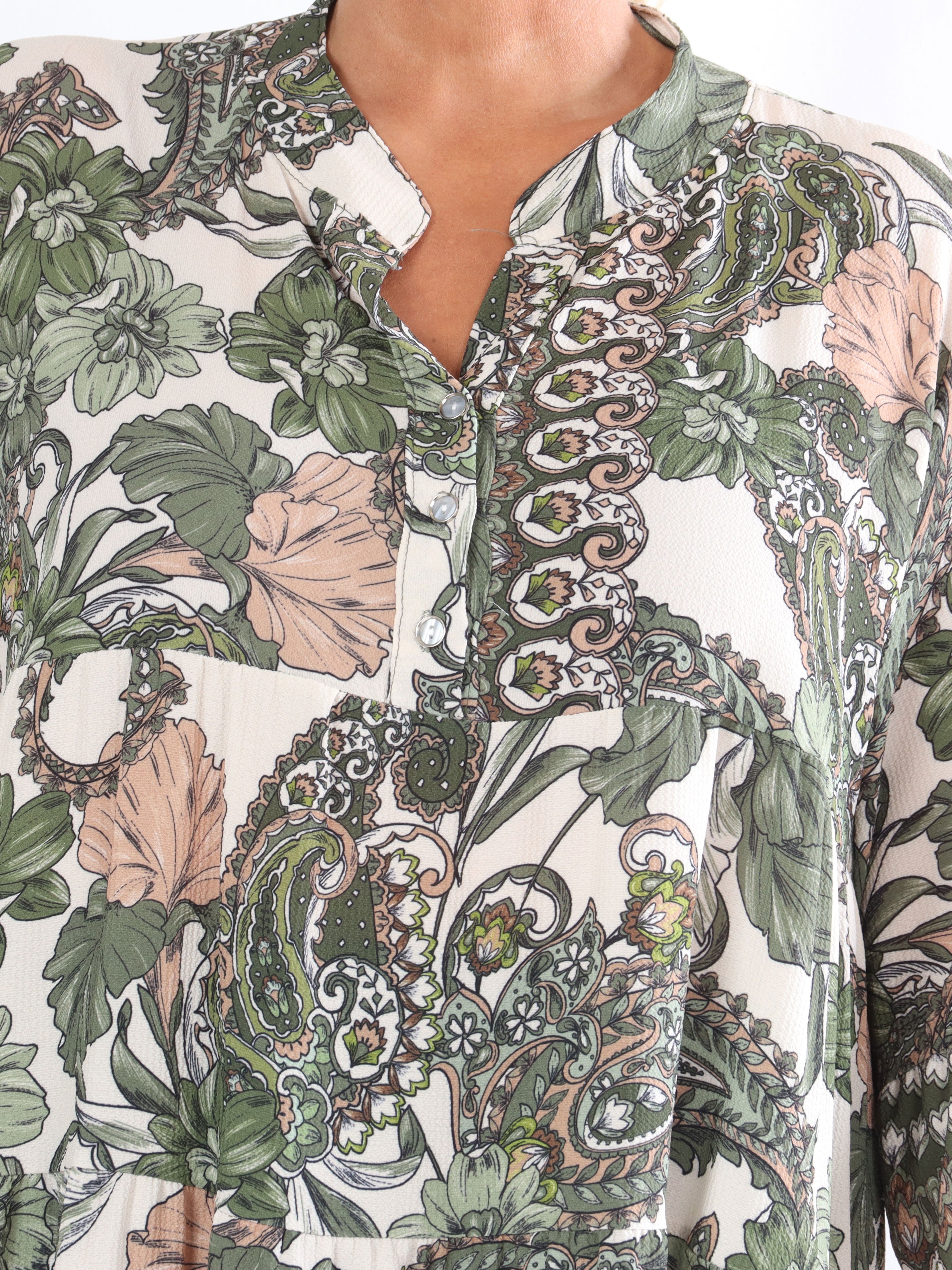 Mie - Plus size kjole i mønster med knapper ved brystet