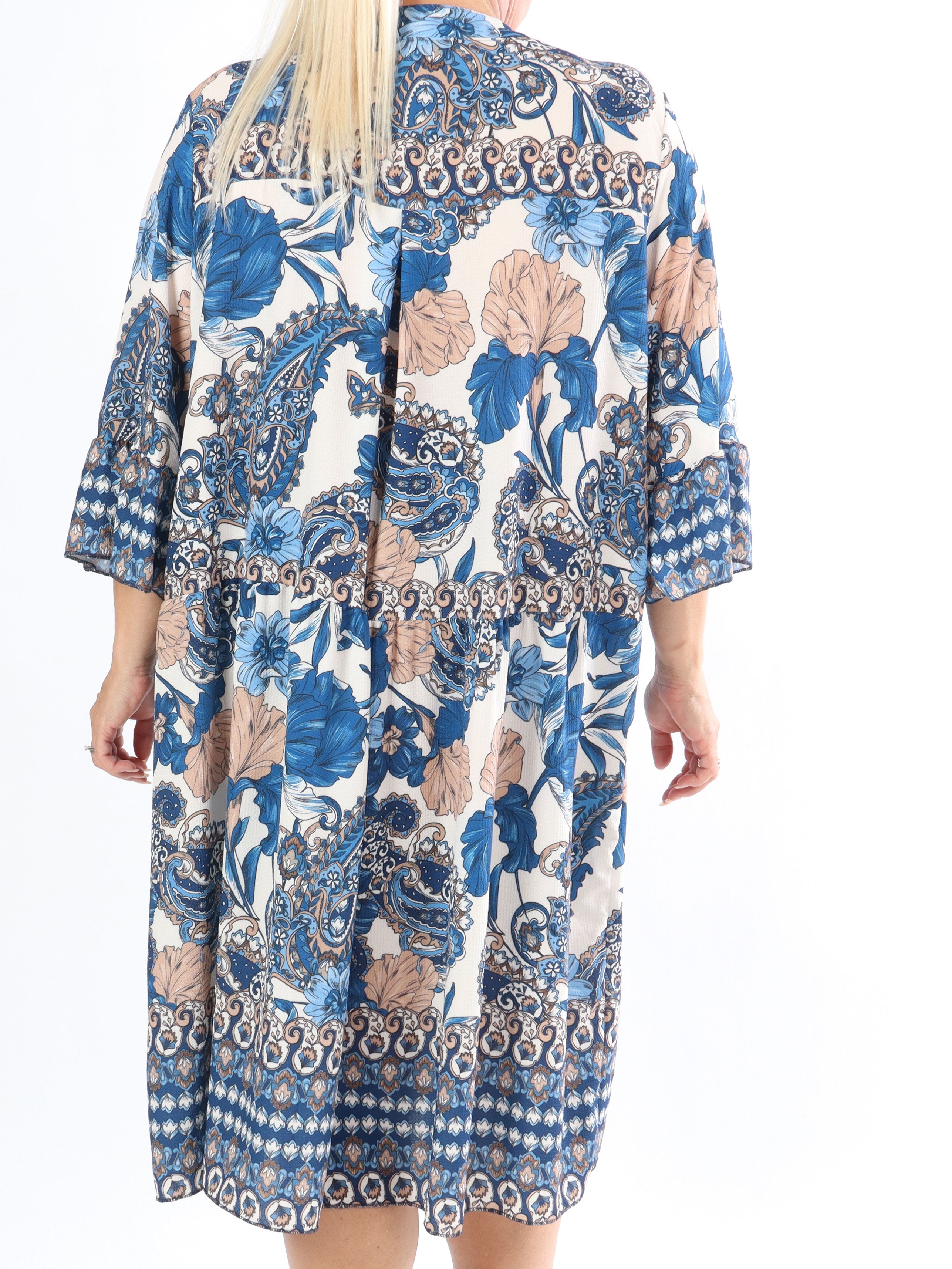 Mie - Plus size kjole i mønster med knapper ved brystet