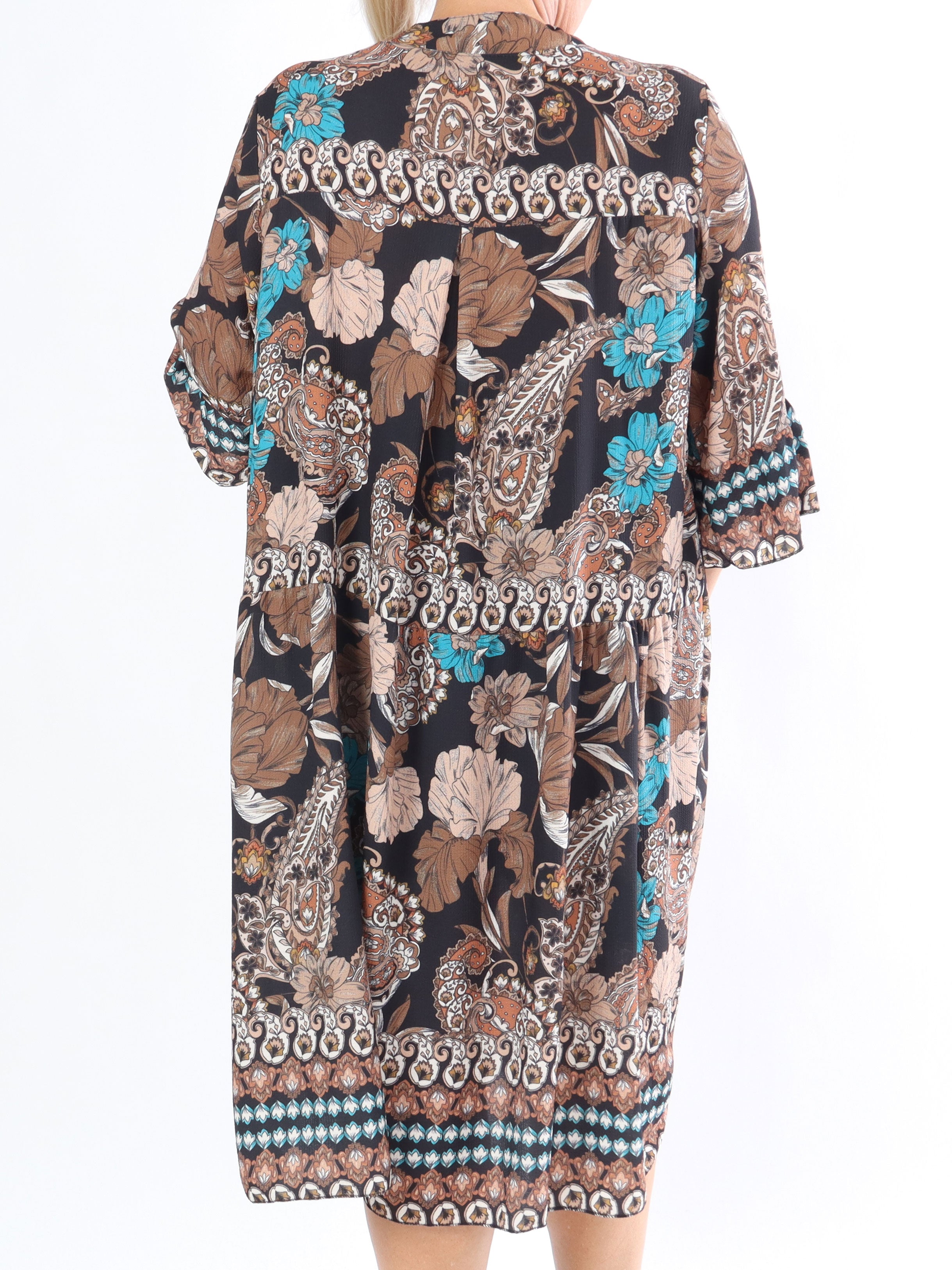 Mie - Plus size kjole i mønster med knapper ved brystet