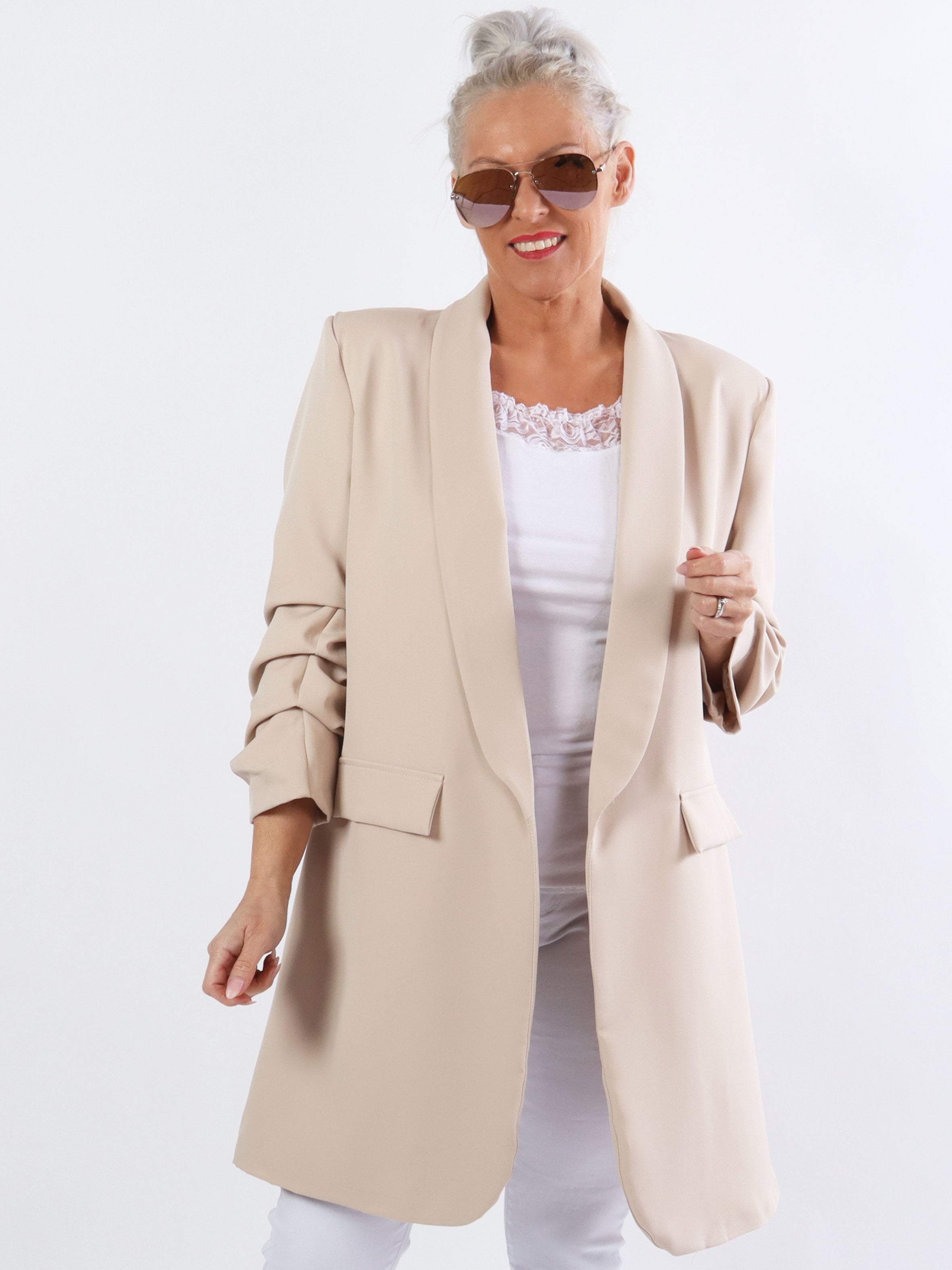 Mila Long - Stilren blazer med rynk på ærmet