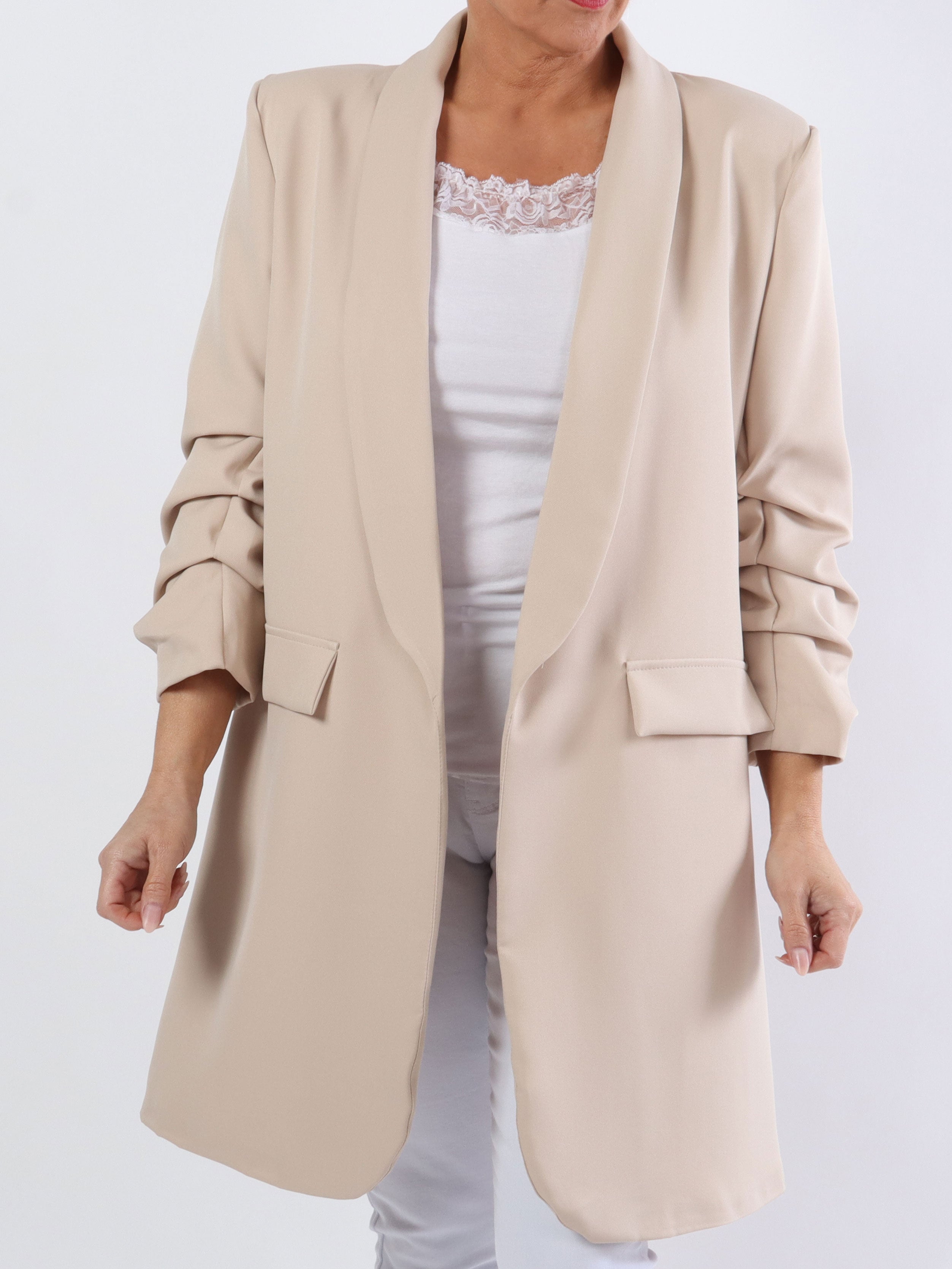 Mila Long - Stilren blazer med rynk på ærmet