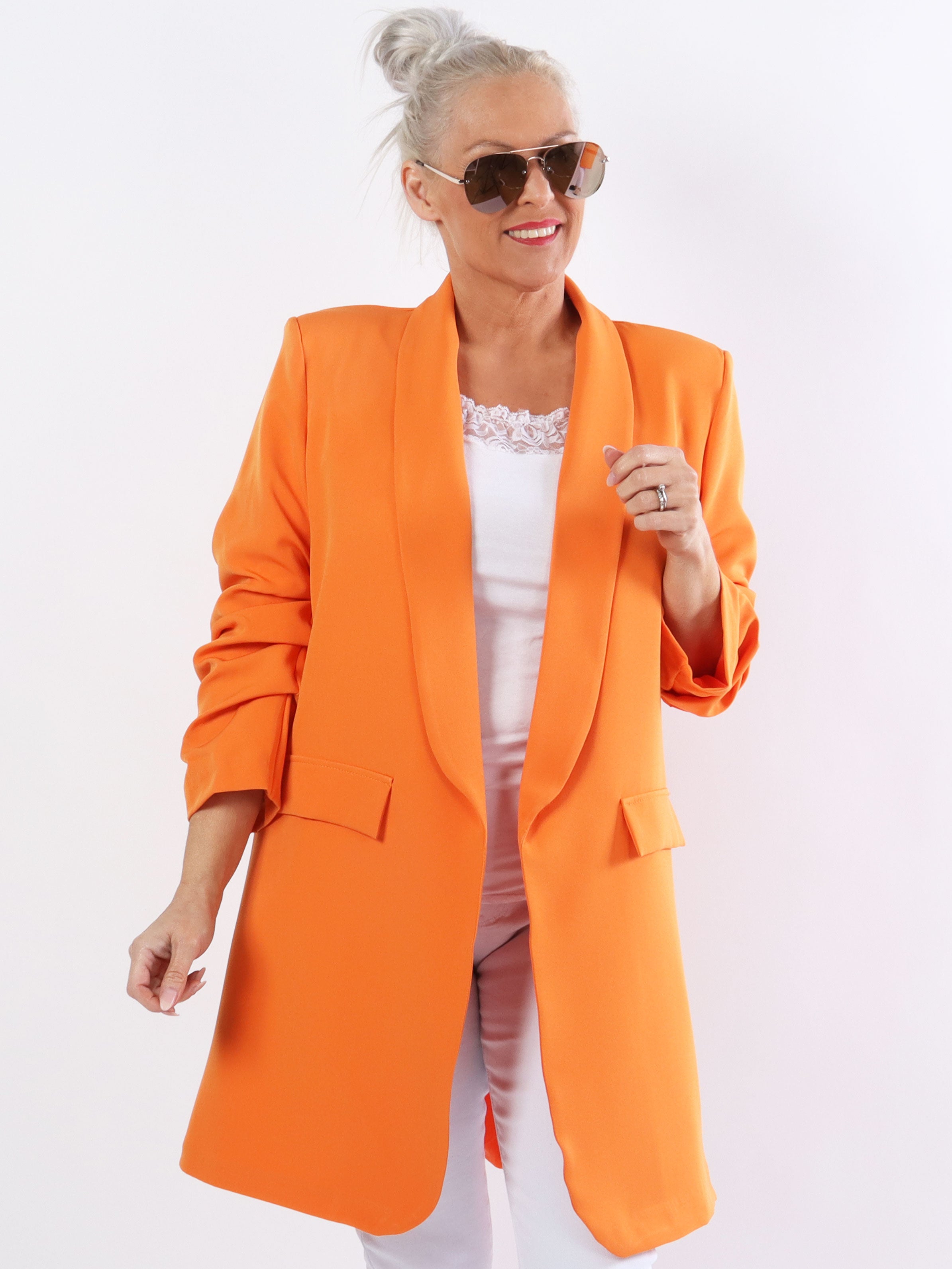 Mila Long - Stilren blazer med rynk på ærmet