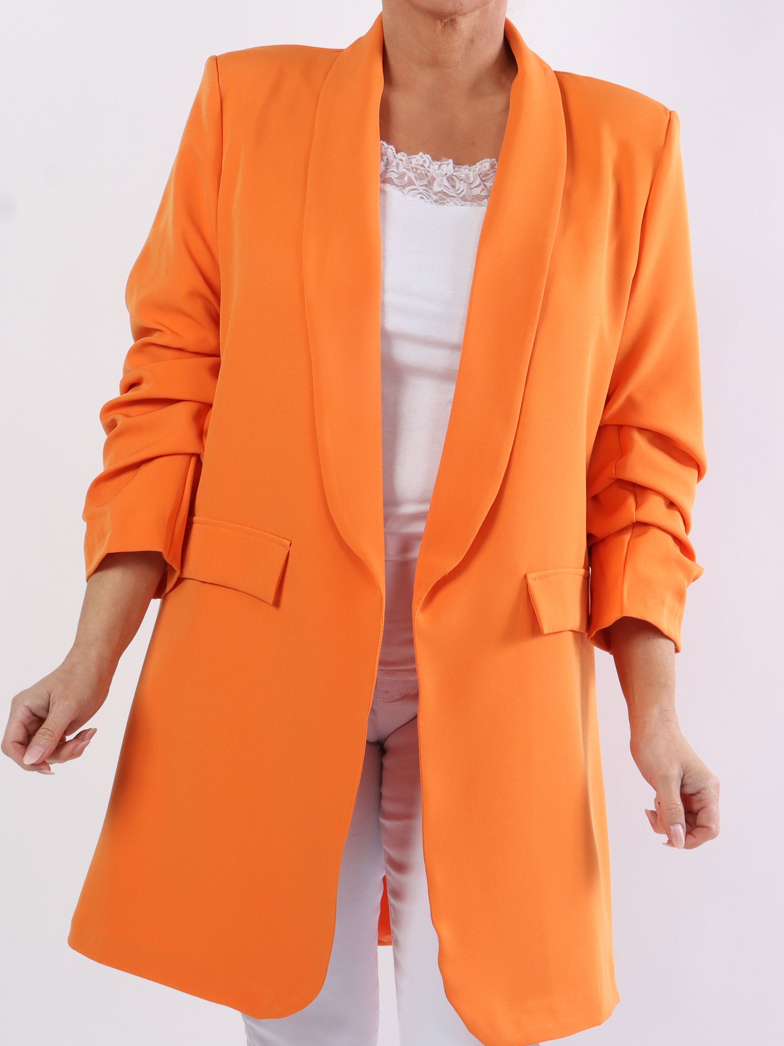 Mila Long - Stilren blazer med rynk på ærmet