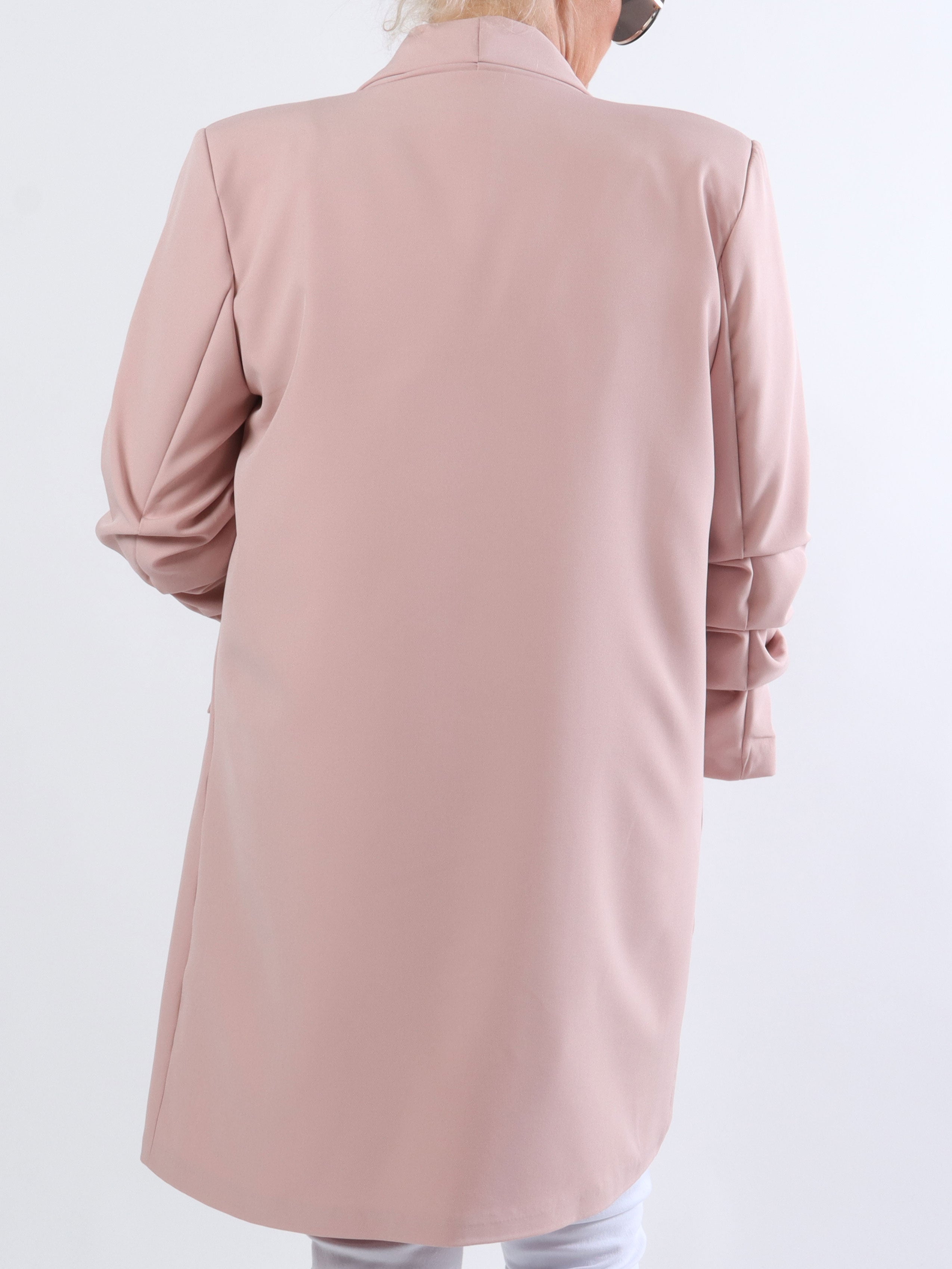 Mila Long - Stilren blazer med rynk på ærmet