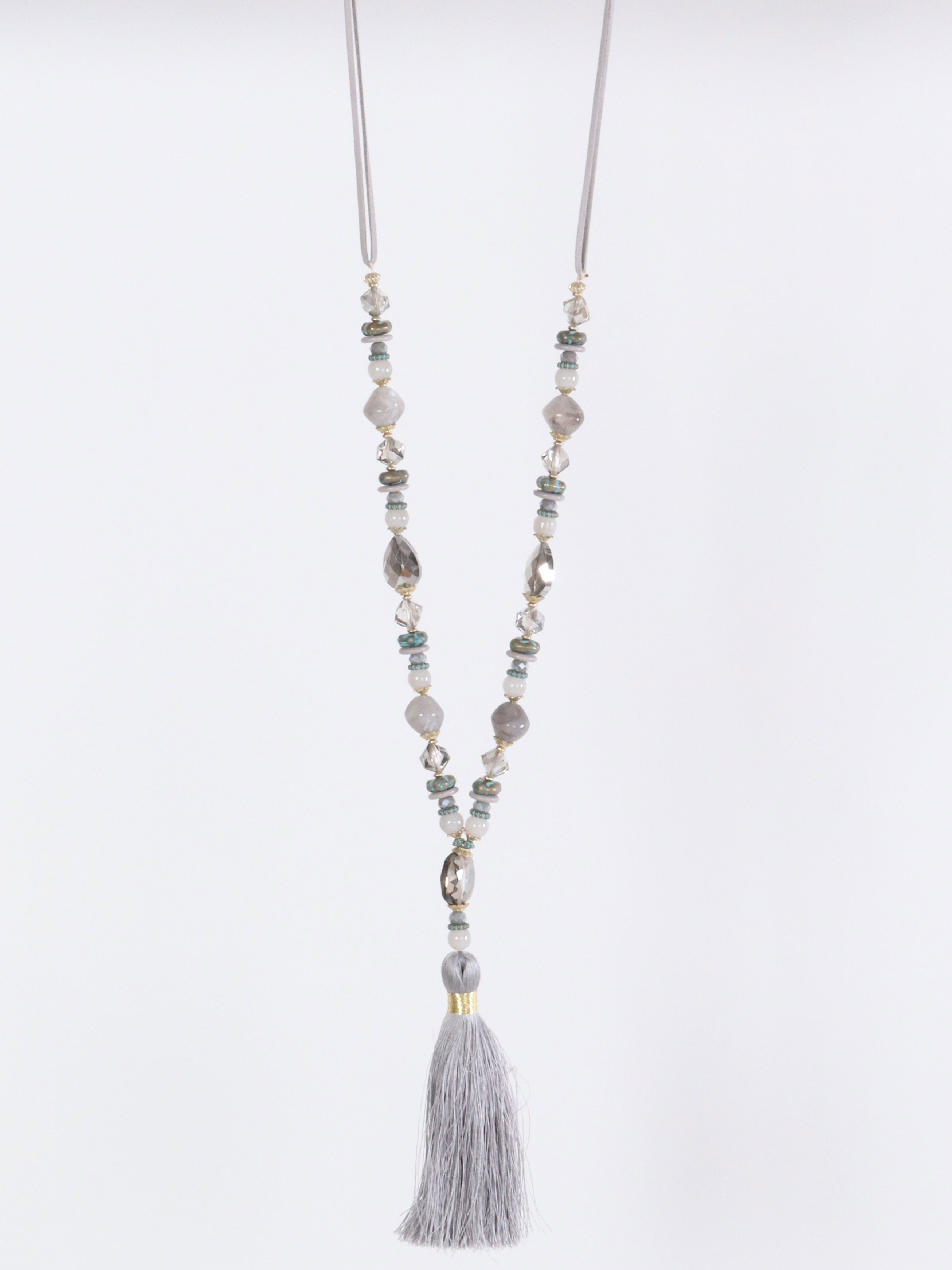 Miljana - Grå halskæde med forskellige perler og sten