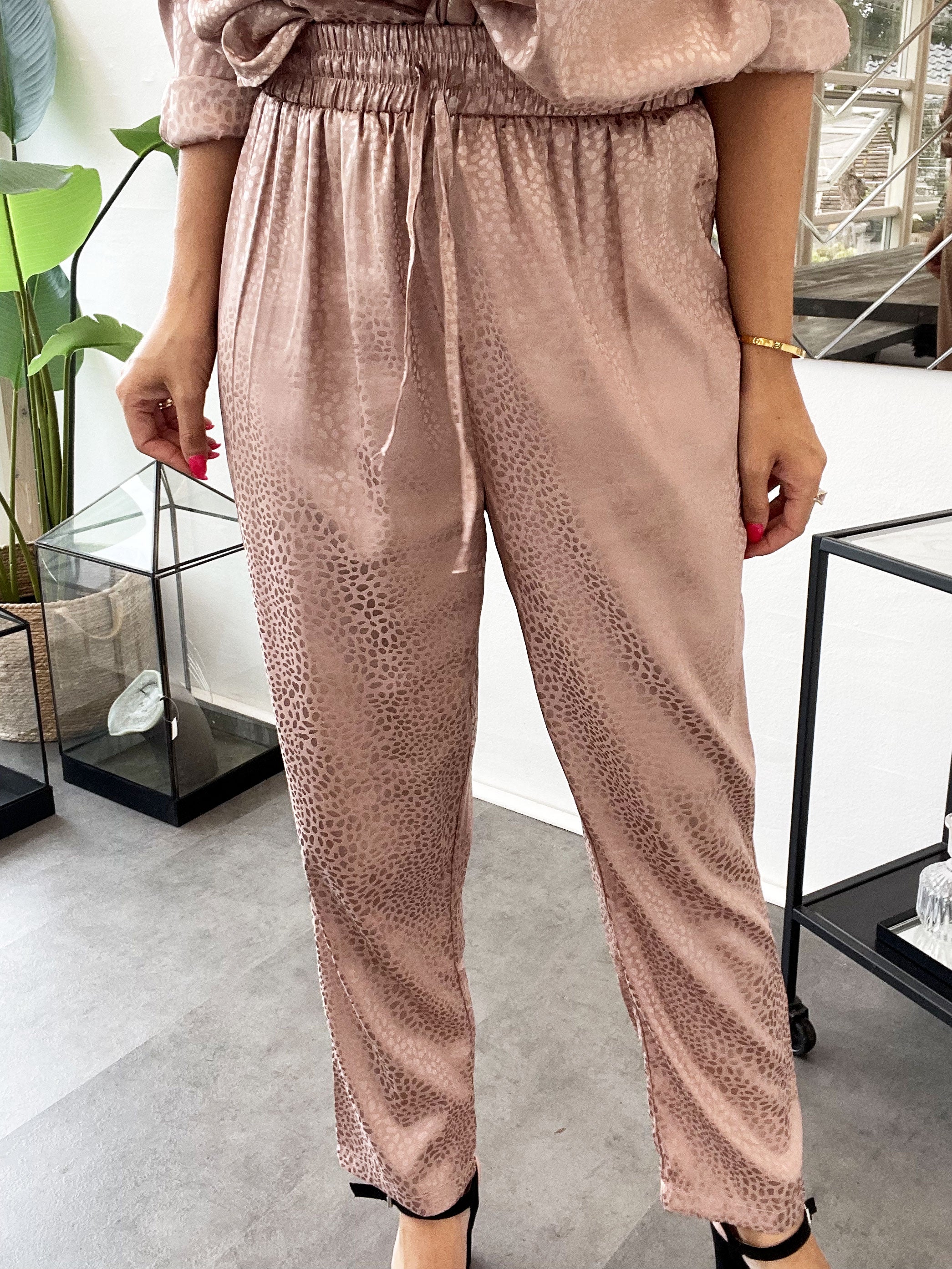 Miriam Pants - Bukser i silkelook med småt dyreprint