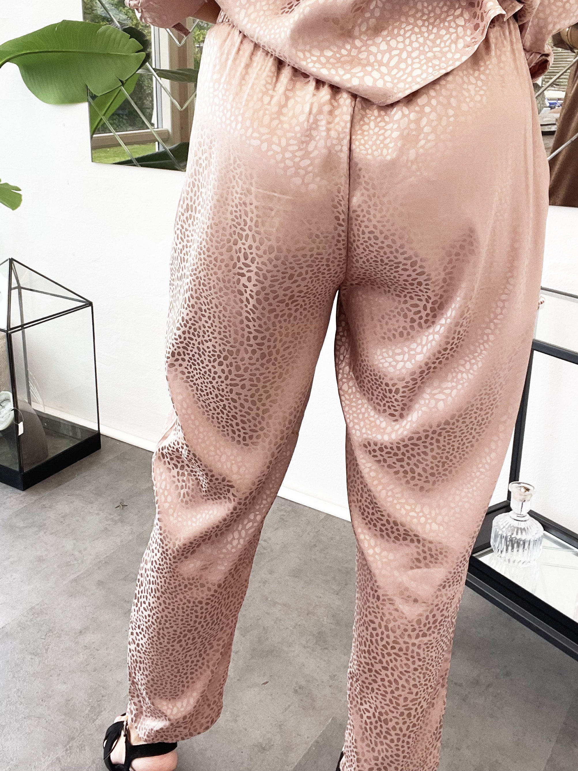Miriam Pants - Bukser i silkelook med småt dyreprint