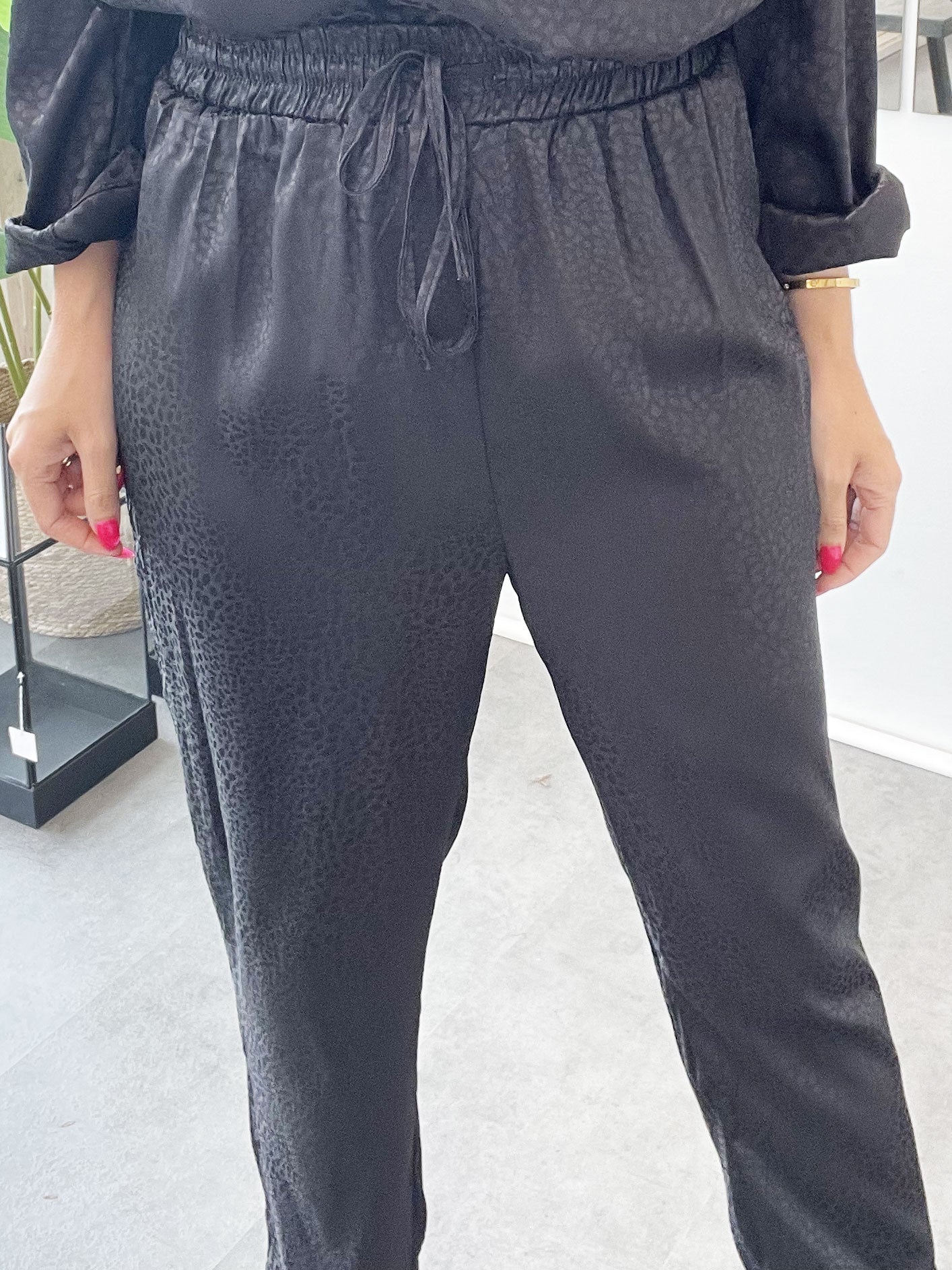 Miriam Pants - Bukser i silkelook med småt dyreprint