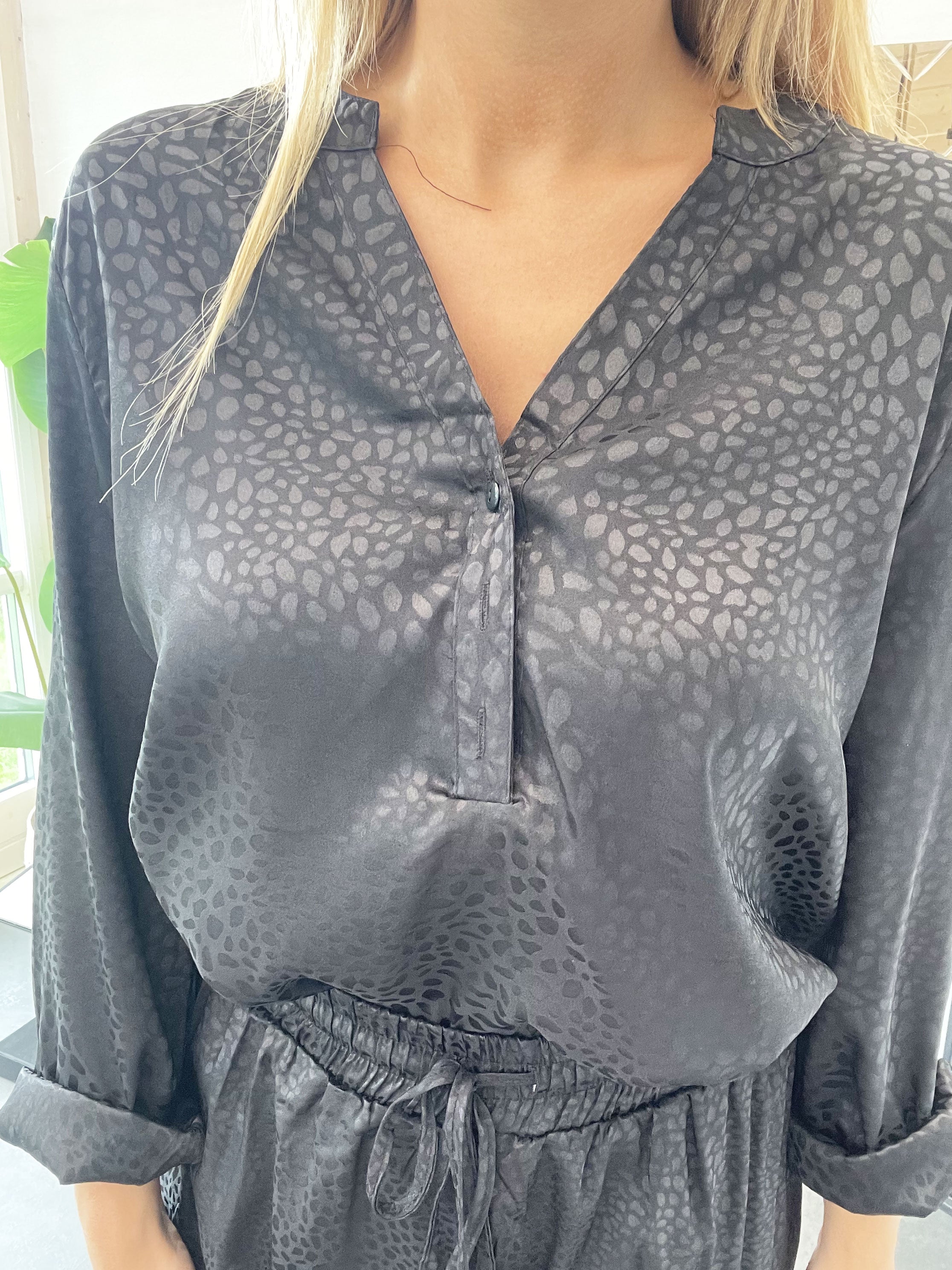 Miriam Shirt - Skjorte i silkelook med småt dyreprint