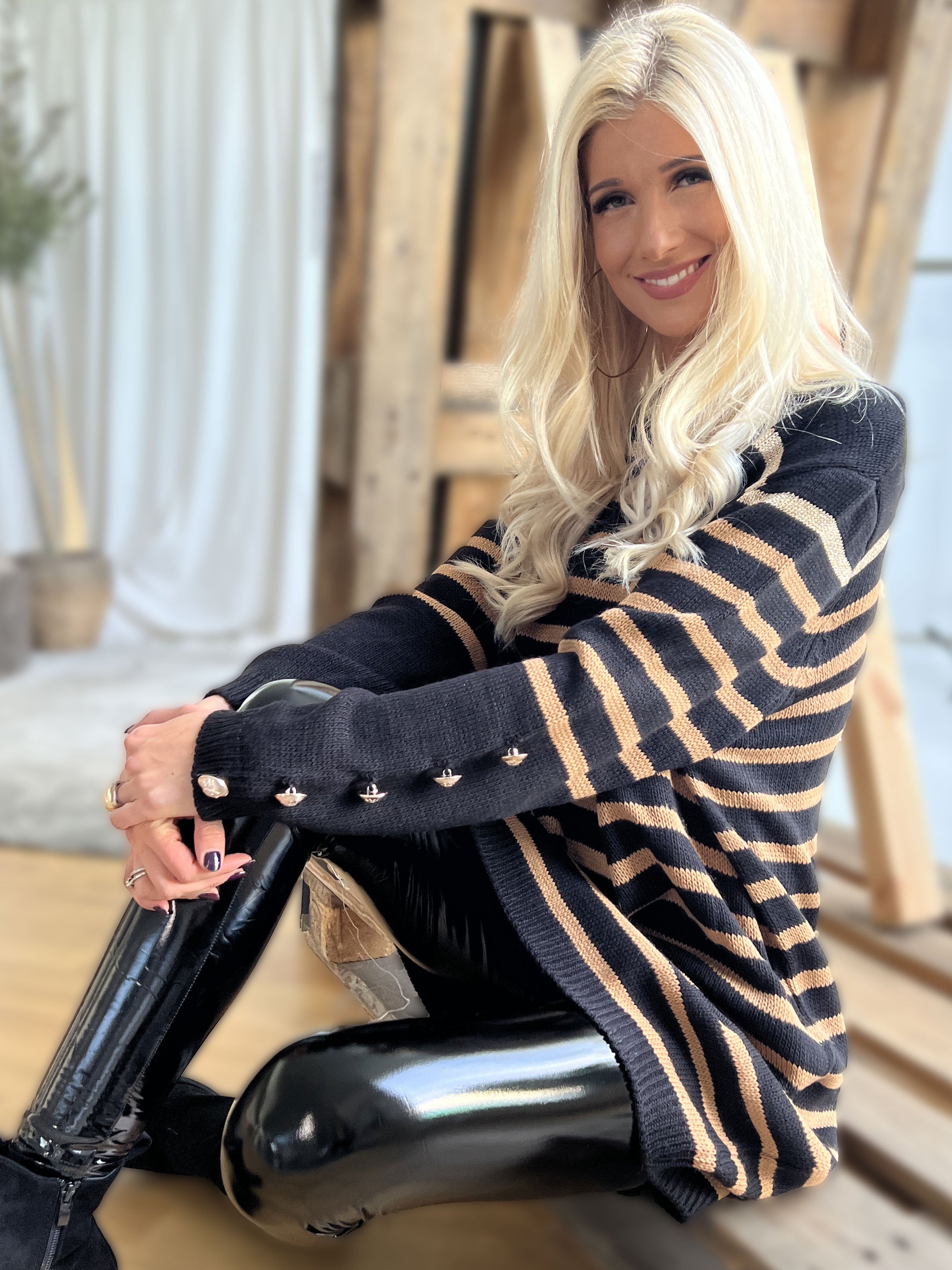 Mirindi - Stribet strikkjole med knapper på ærmerne