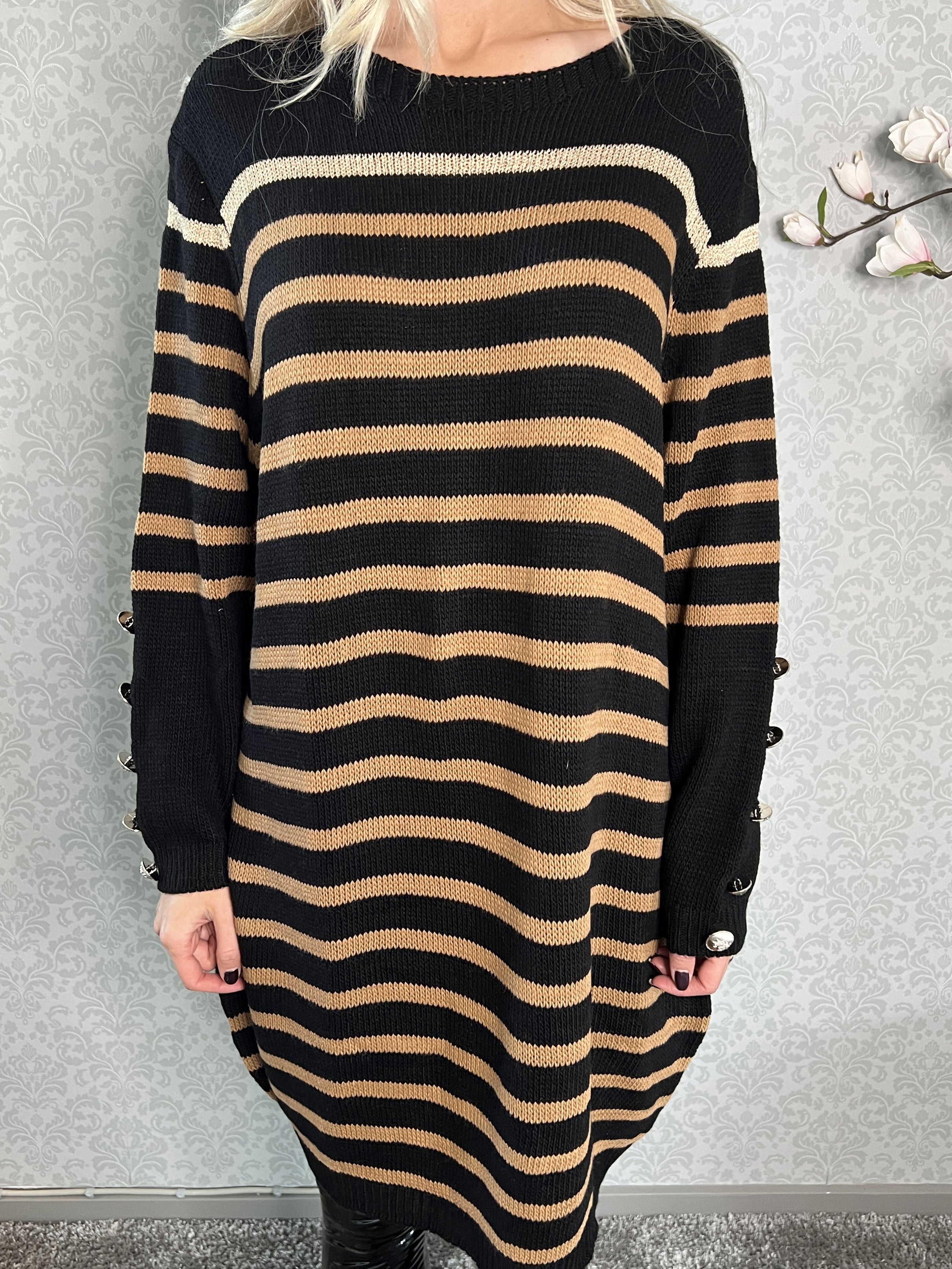 Mirindi - Stribet strikkjole med knapper på ærmerne