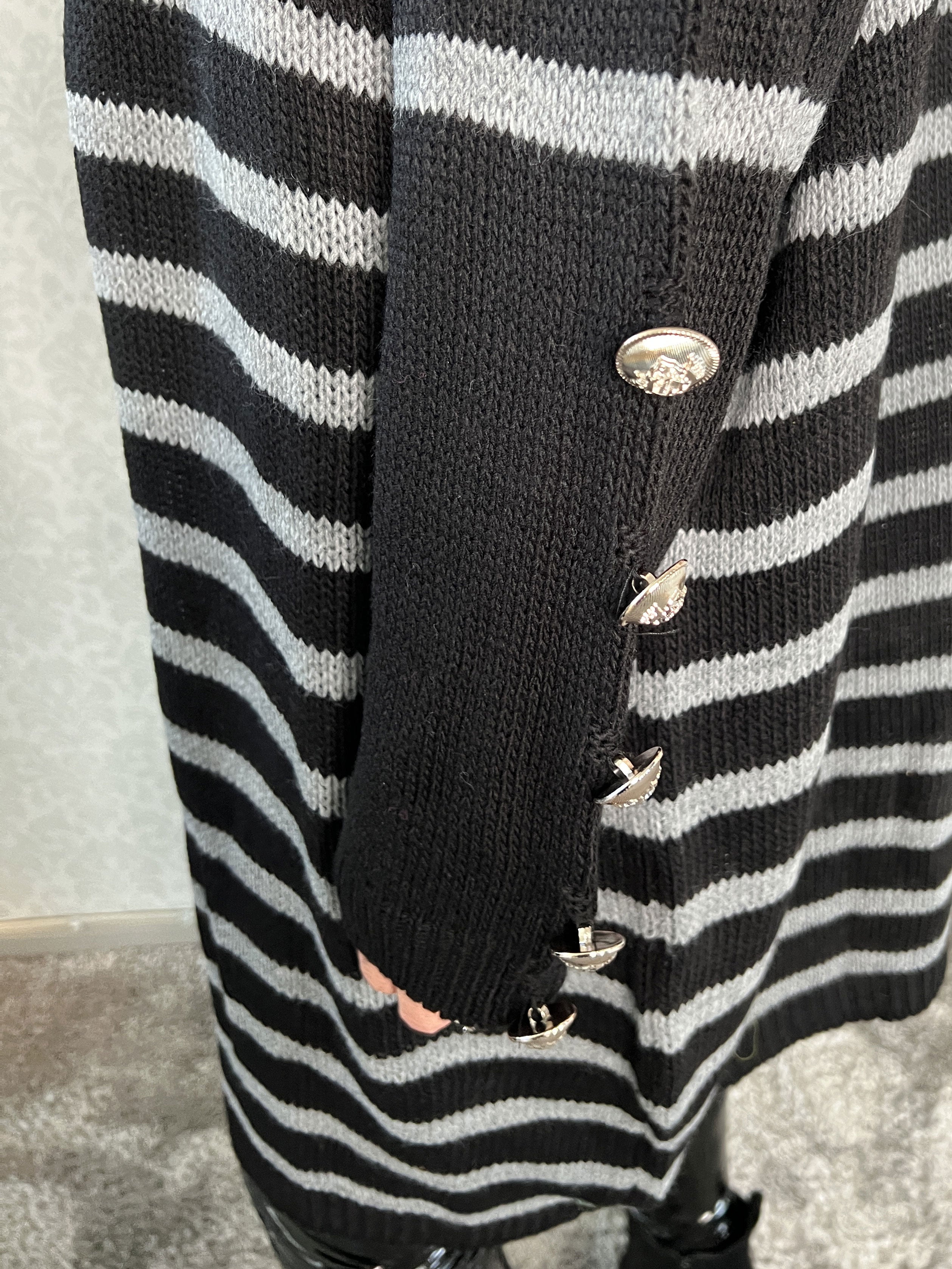 Mirindi - Stribet strikkjole med knapper på ærmerne