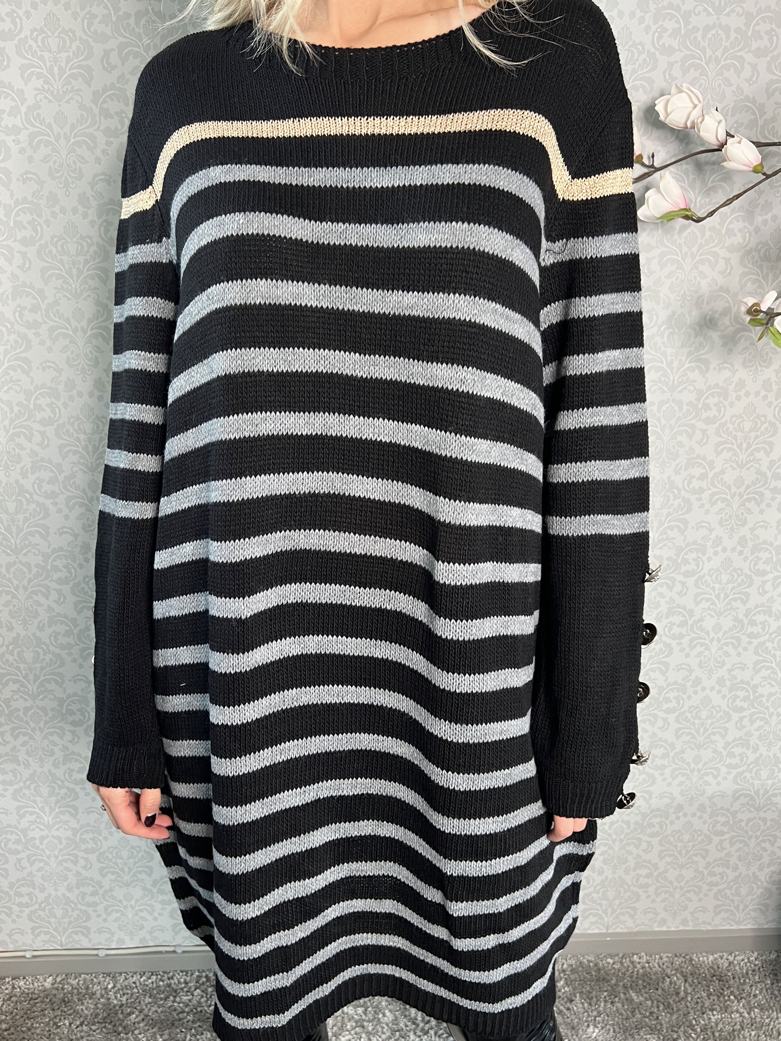 Mirindi - Stribet strikkjole med knapper på ærmerne