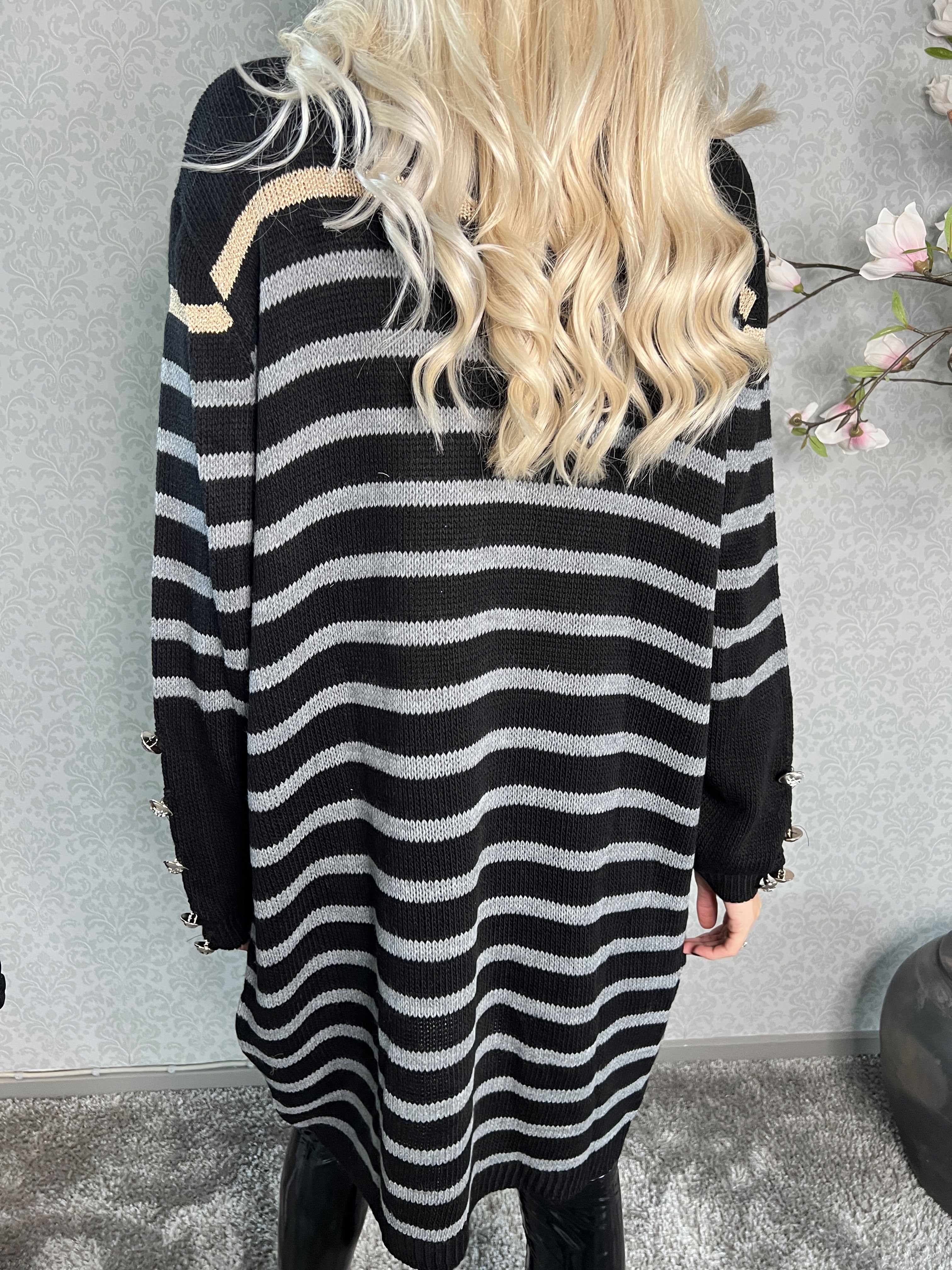 Mirindi - Stribet strikkjole med knapper på ærmerne