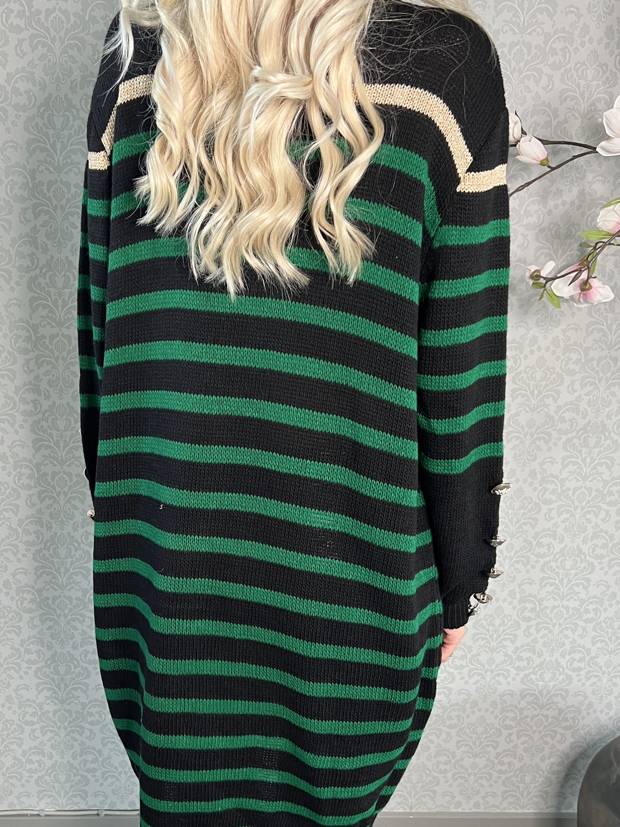 Mirindi - Stribet strikkjole med knapper på ærmerne