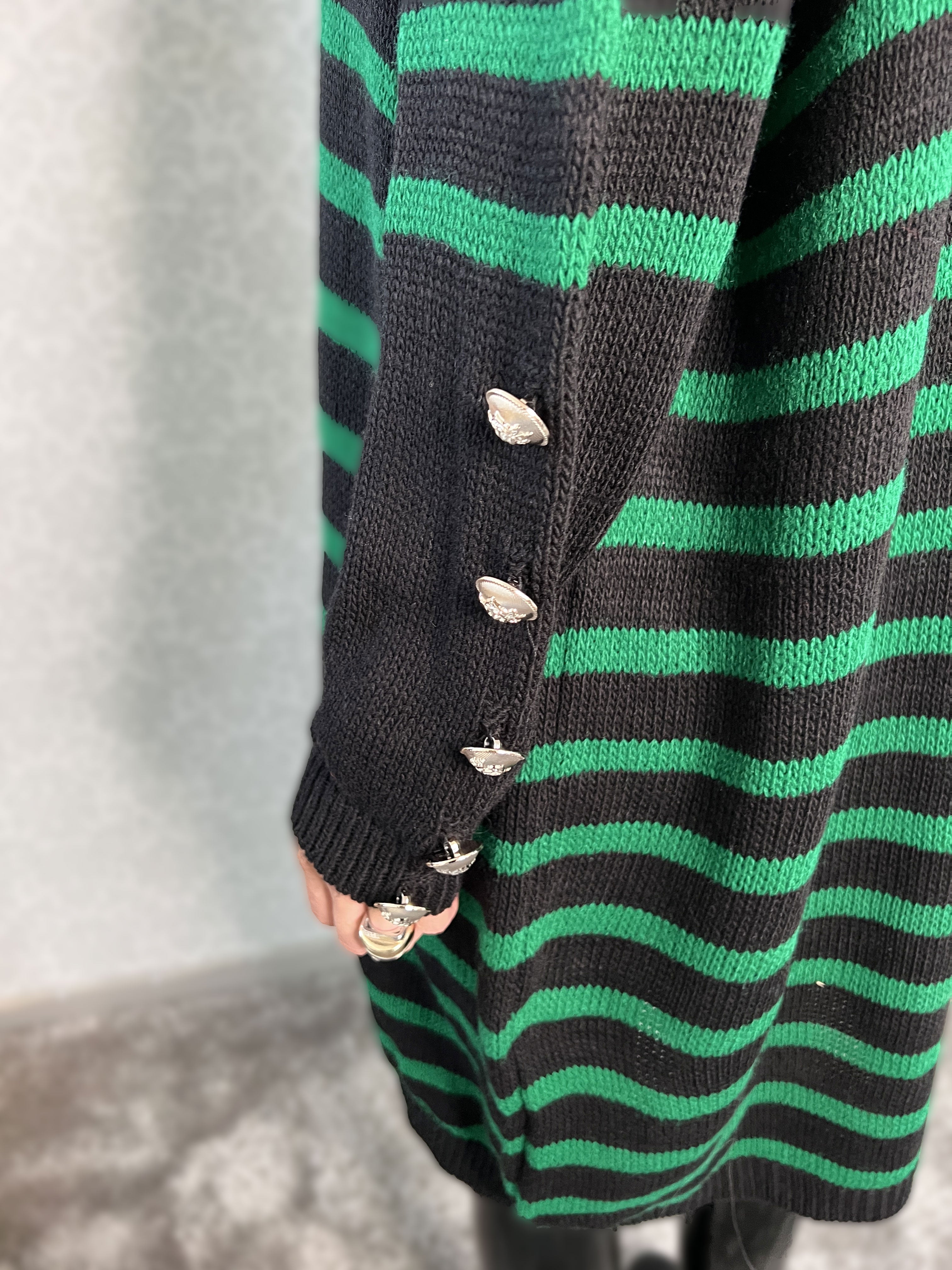 Mirindi - Stribet strikkjole med knapper på ærmerne