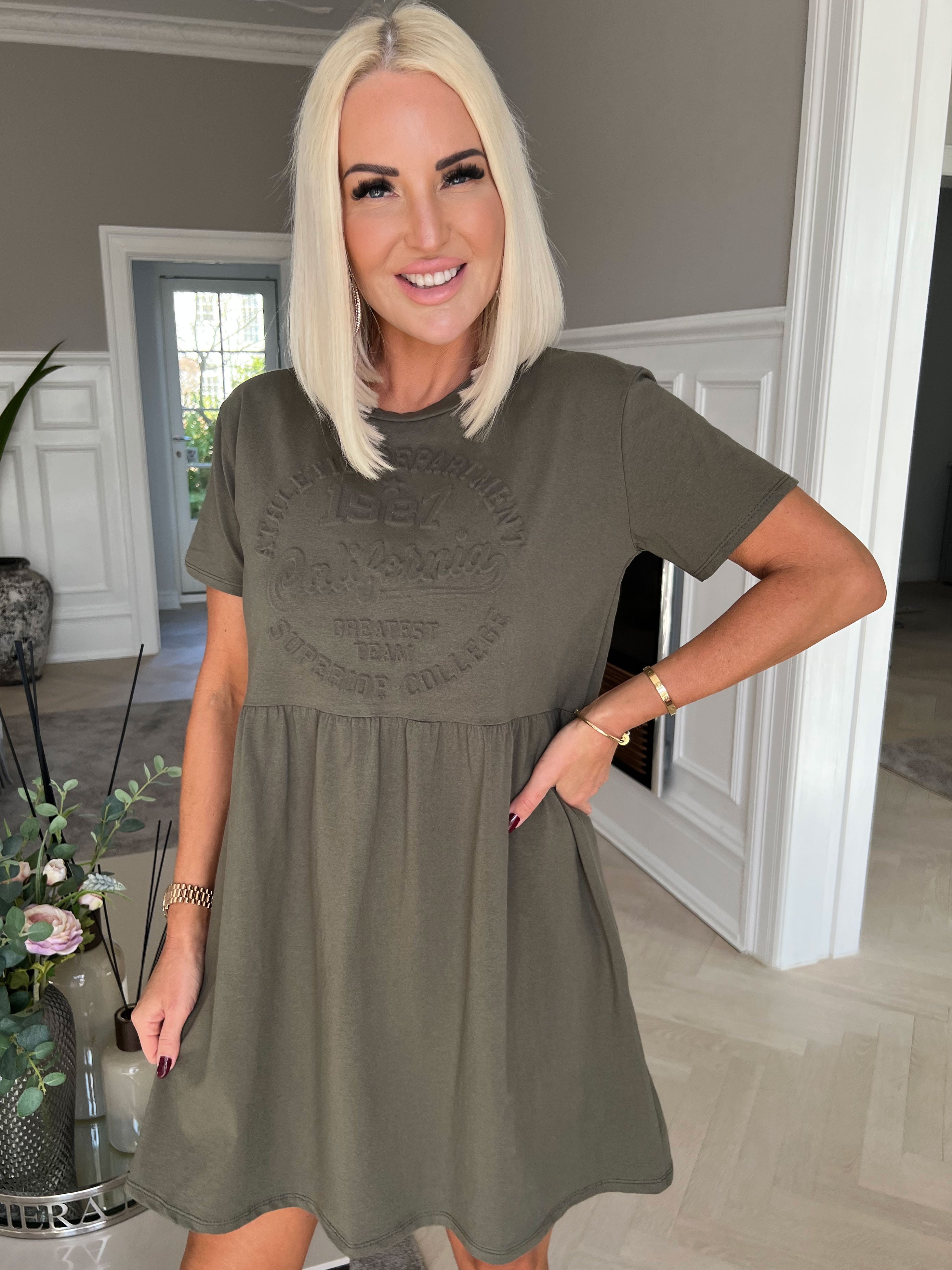 Mynte - Sød kjole i bomuld med 3D tryk