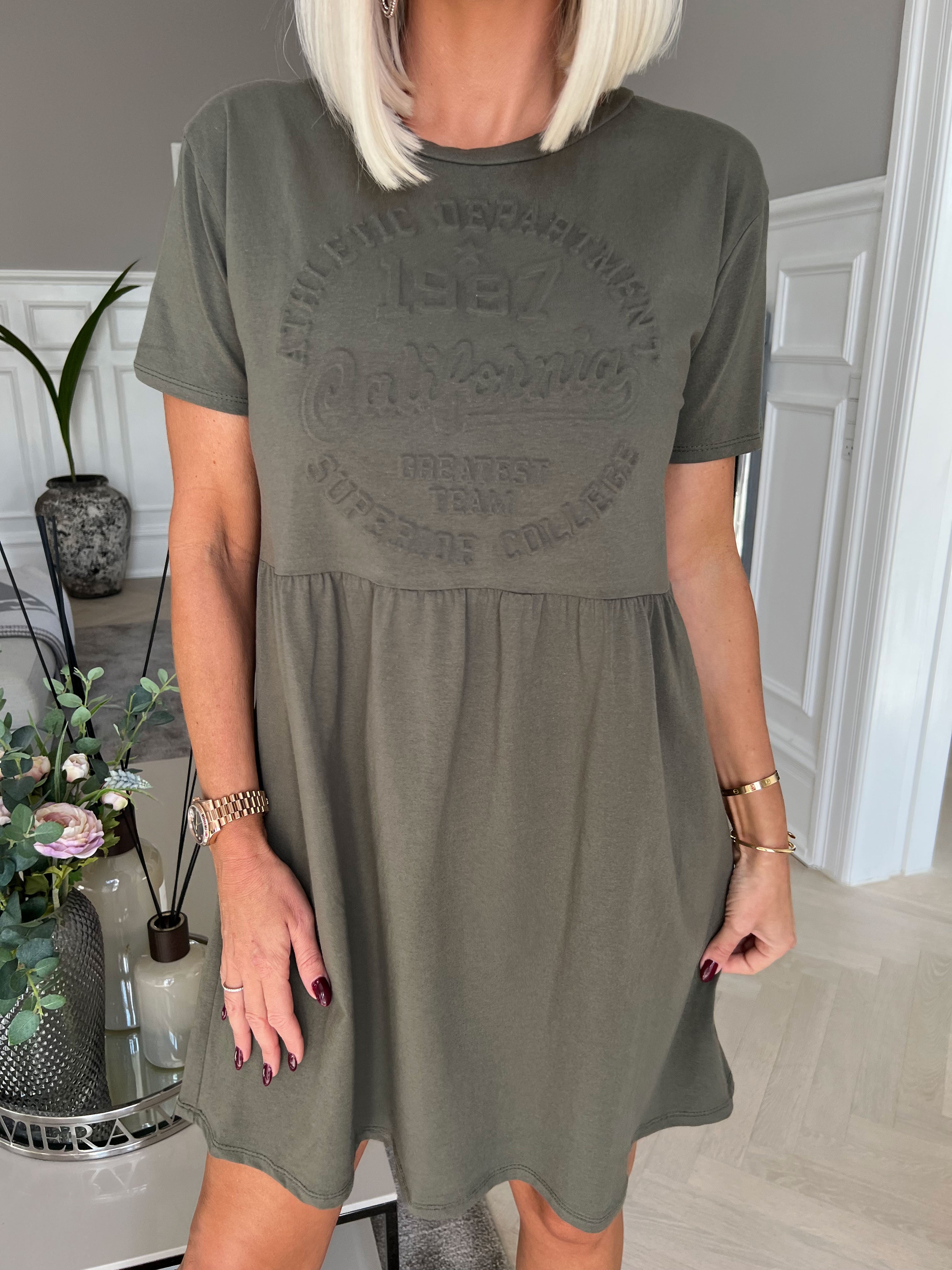 Mynte - Sød kjole i bomuld med 3D tryk