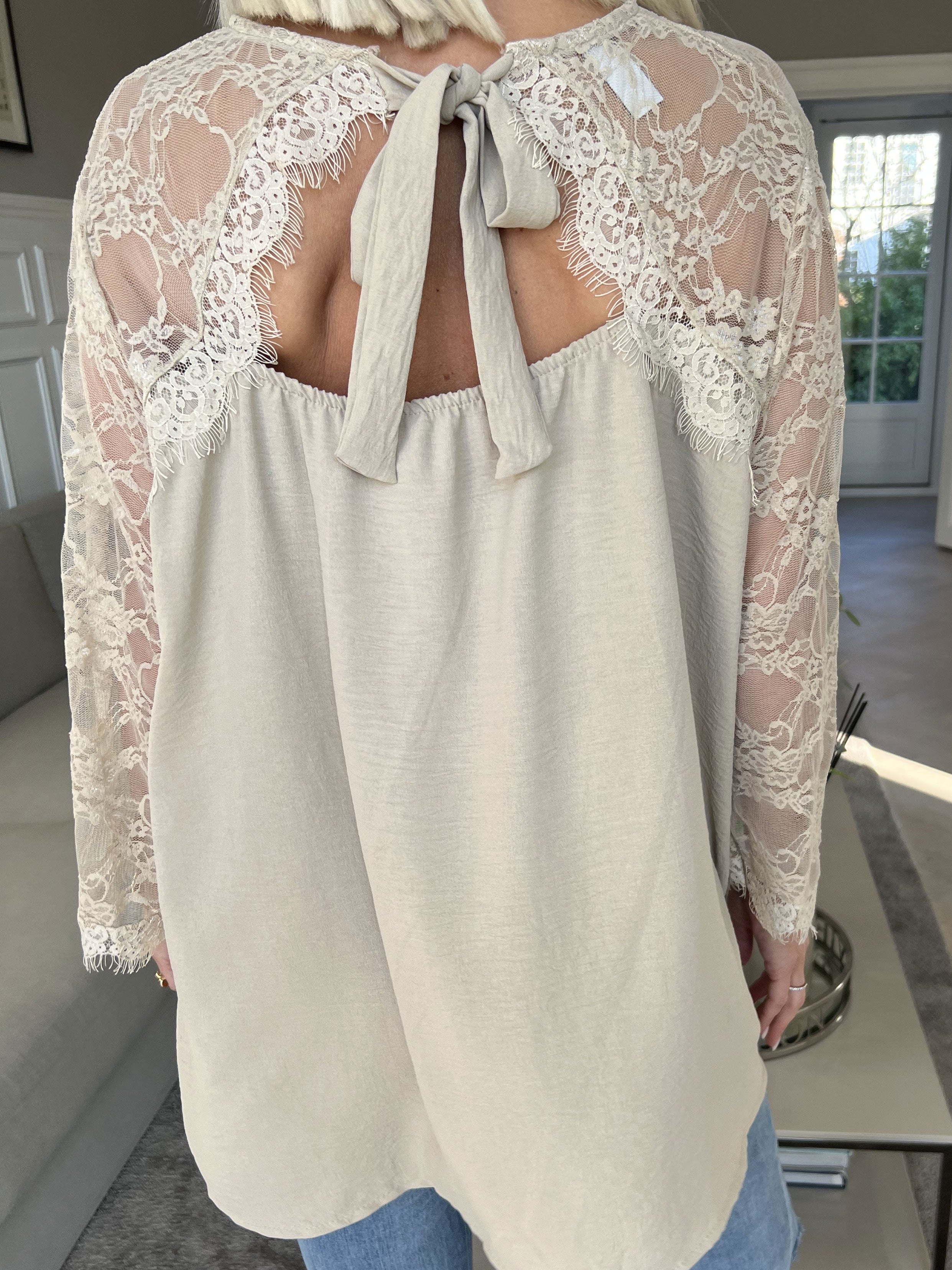 Nadine - Sød blonde tunika med sløjfe i ryggen