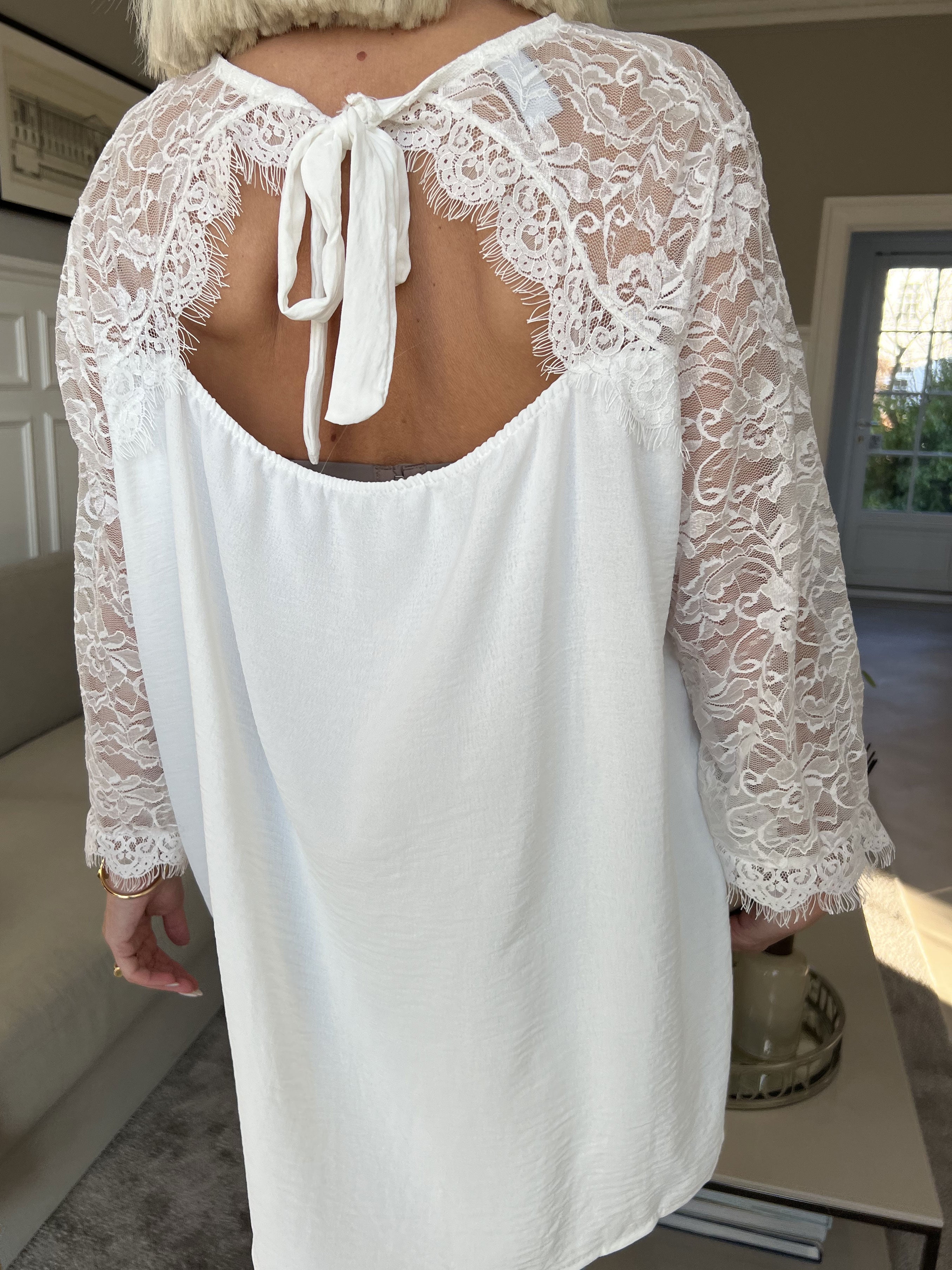 Nadine - Sød blonde tunika med sløjfe i ryggen