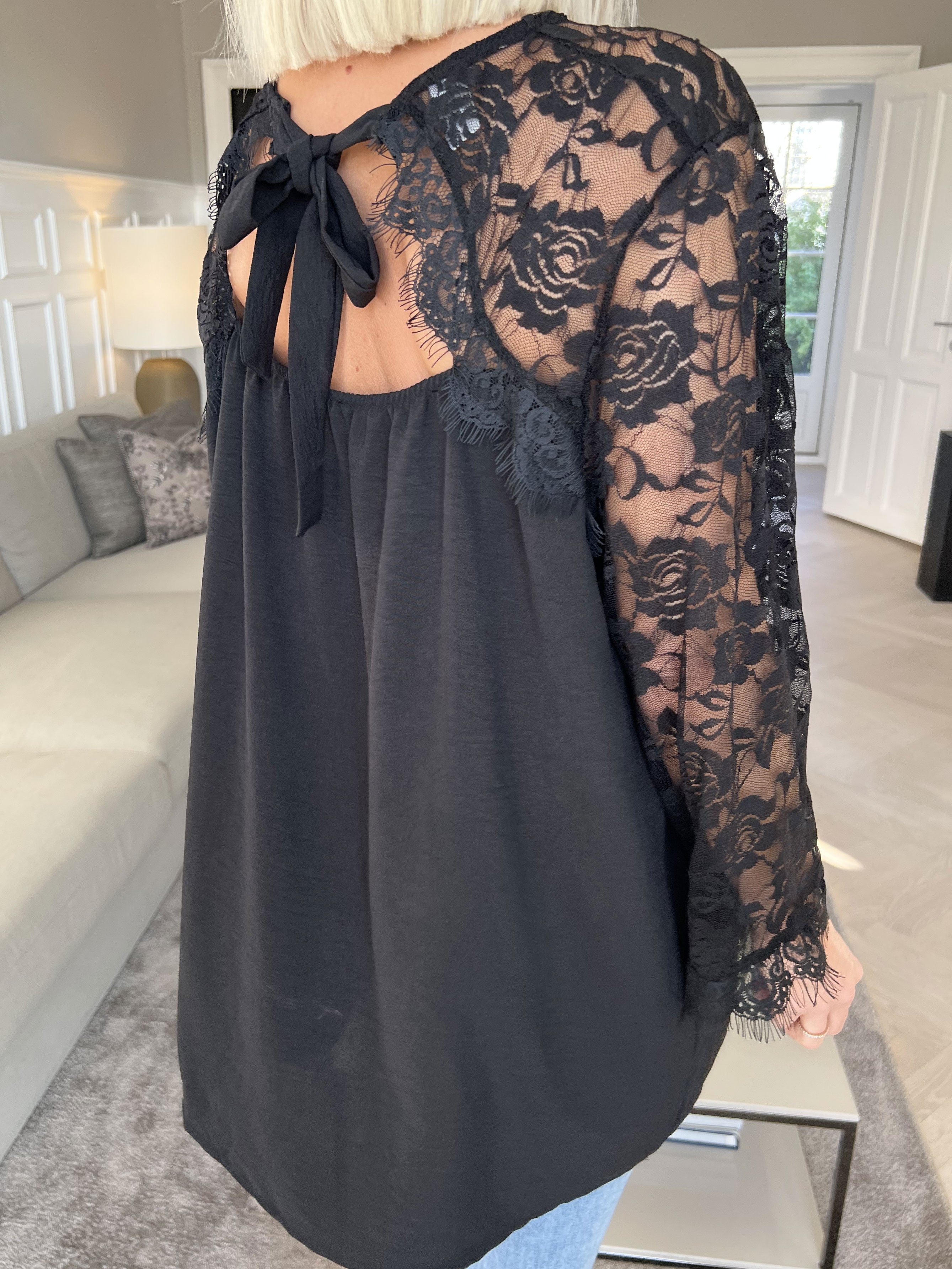 Nadine - Sød blonde tunika med sløjfe i ryggen