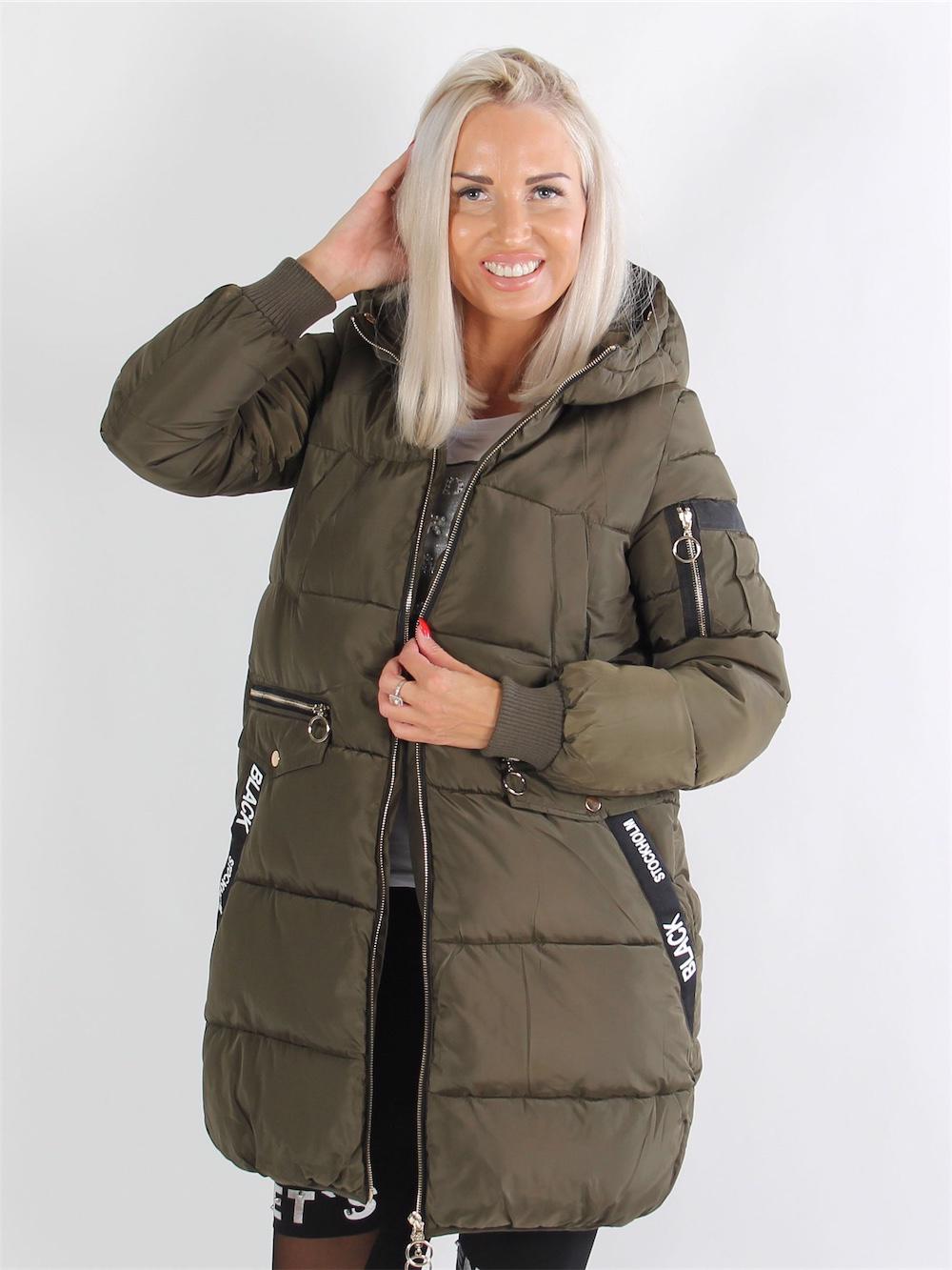 Nasolino -  Armygrøn dynejakke med skrift ved lommerne og lynlås detaljer