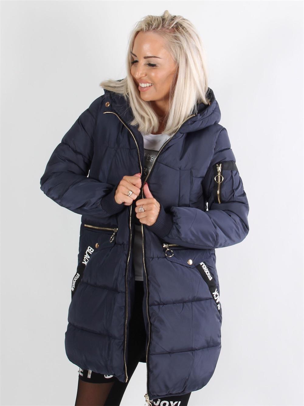 Nasolino -  Armygrøn dynejakke med skrift ved lommerne og lynlås detaljer