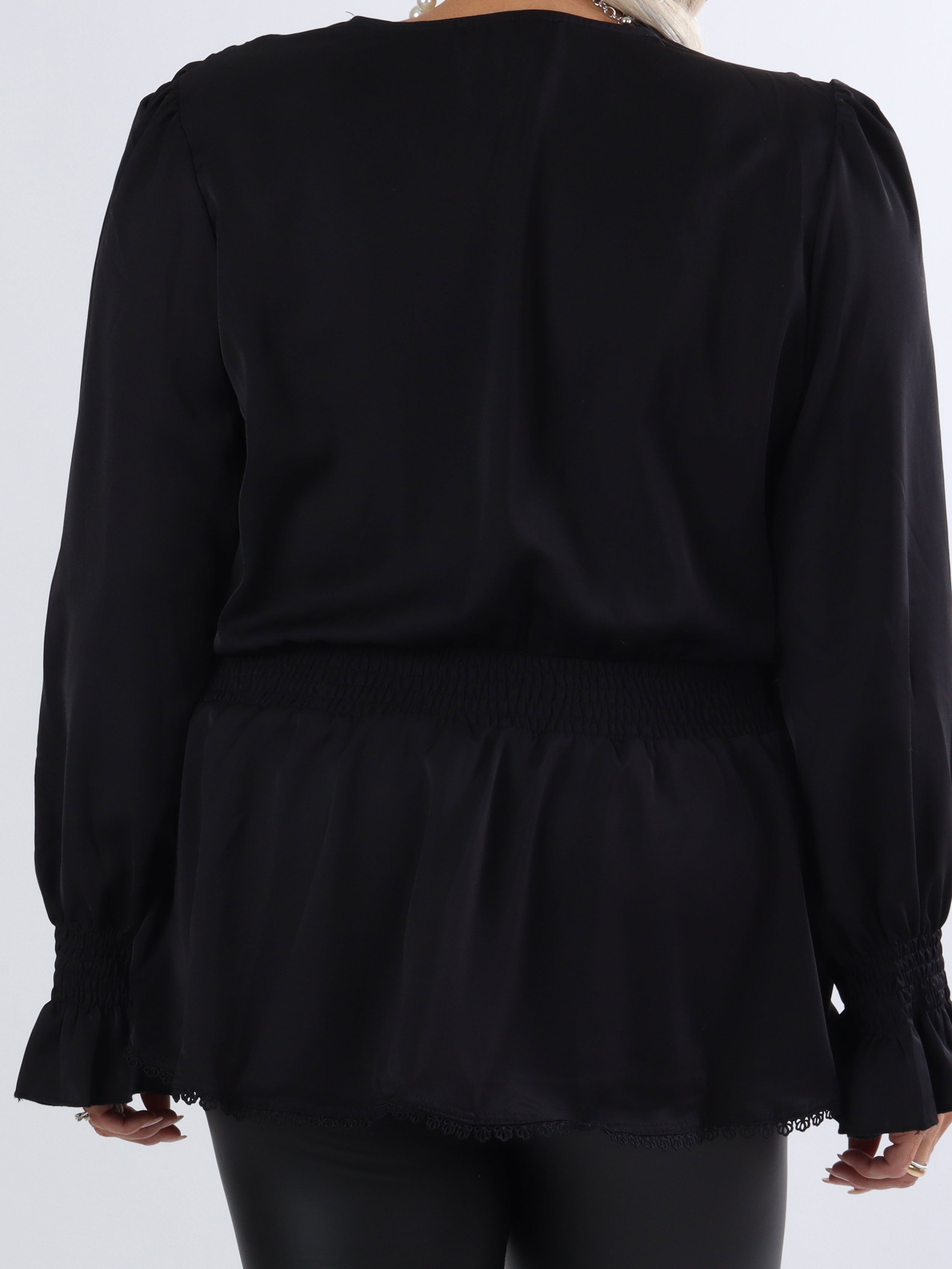 Natasha - Plus size top med blondedetaljer og smock