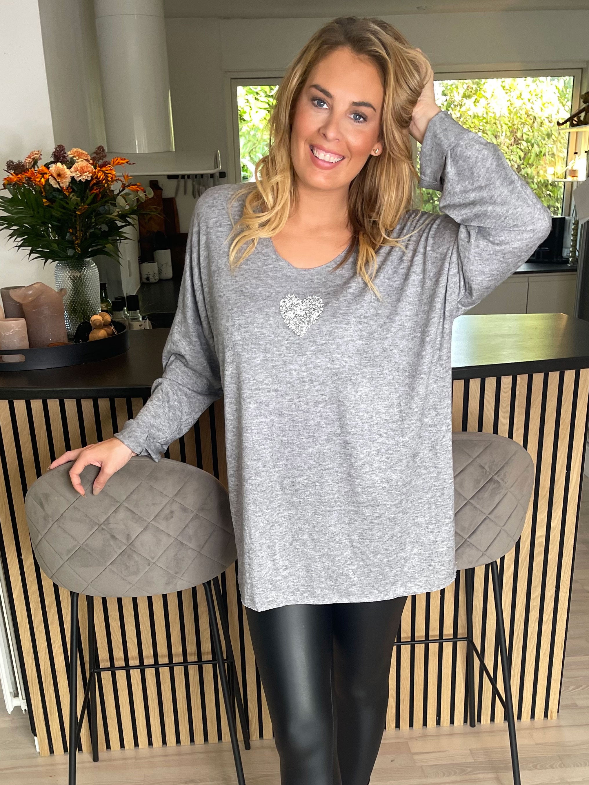 Nayara - Blød bluse med lille sølvhjerte