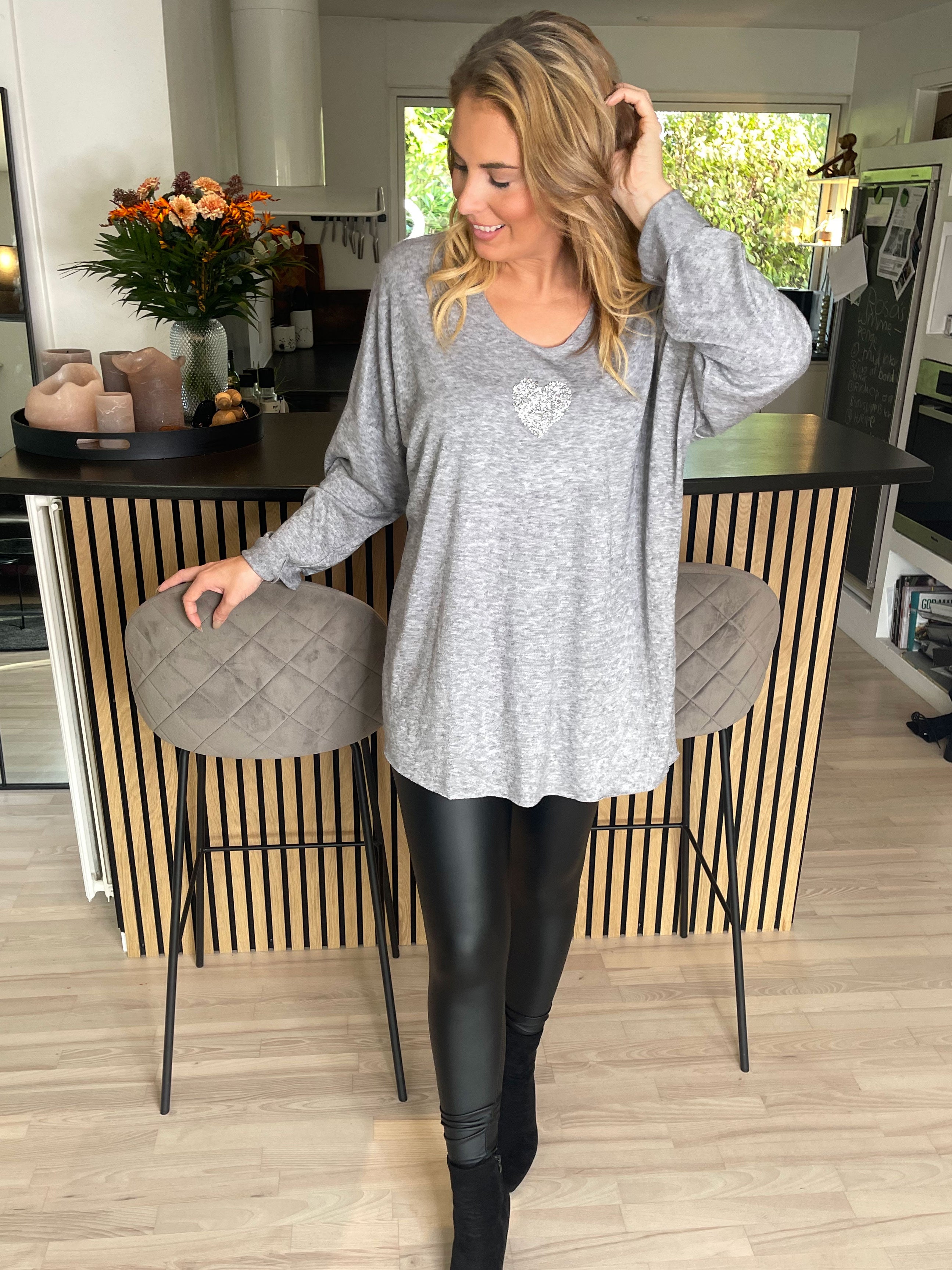 Nayara - Blød bluse med lille sølvhjerte