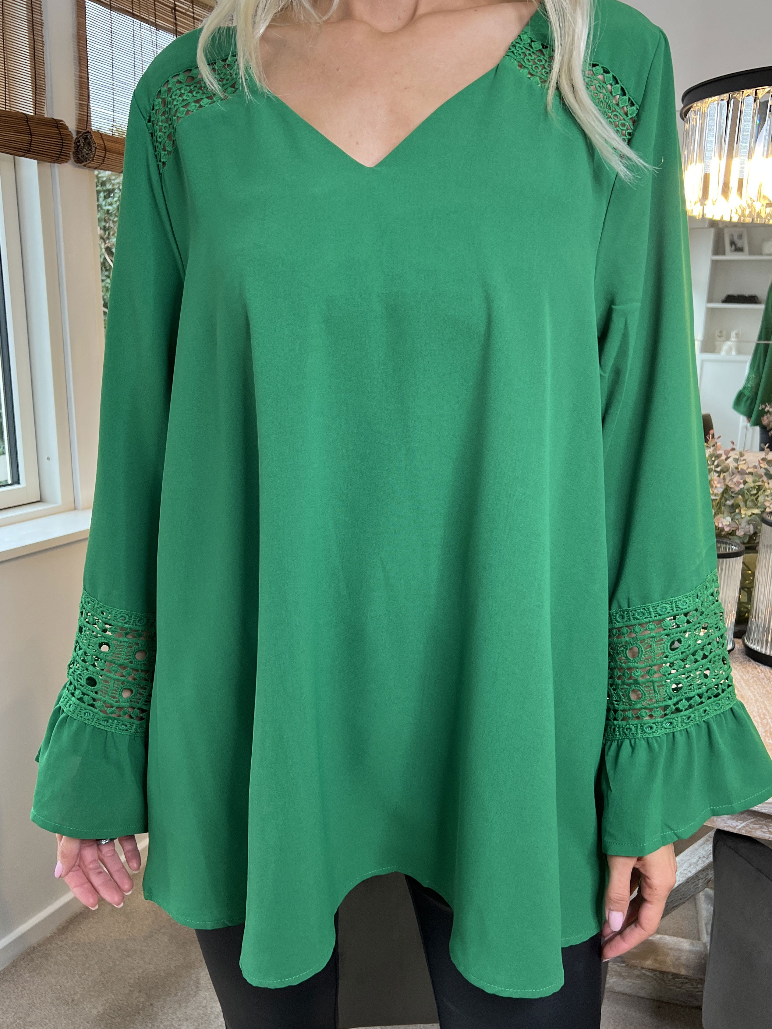 Nelia - Sød tunika detaljeret med broderinger