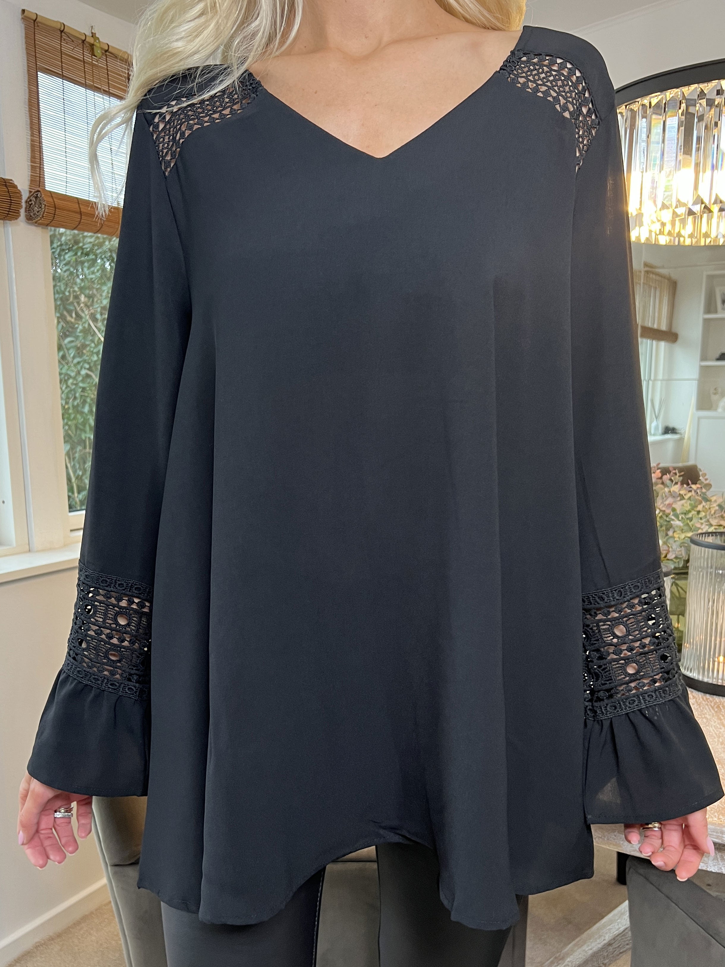 Nelia - Sød tunika detaljeret med broderinger