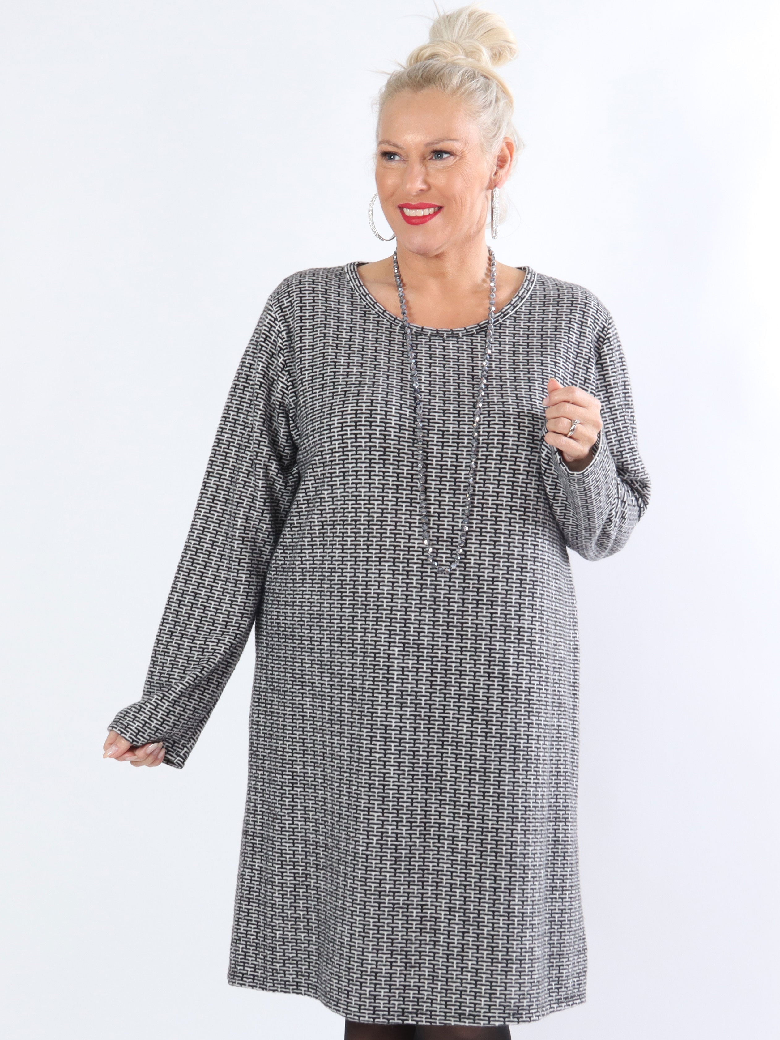 Nelma - Fin plus size kjole med mønstre